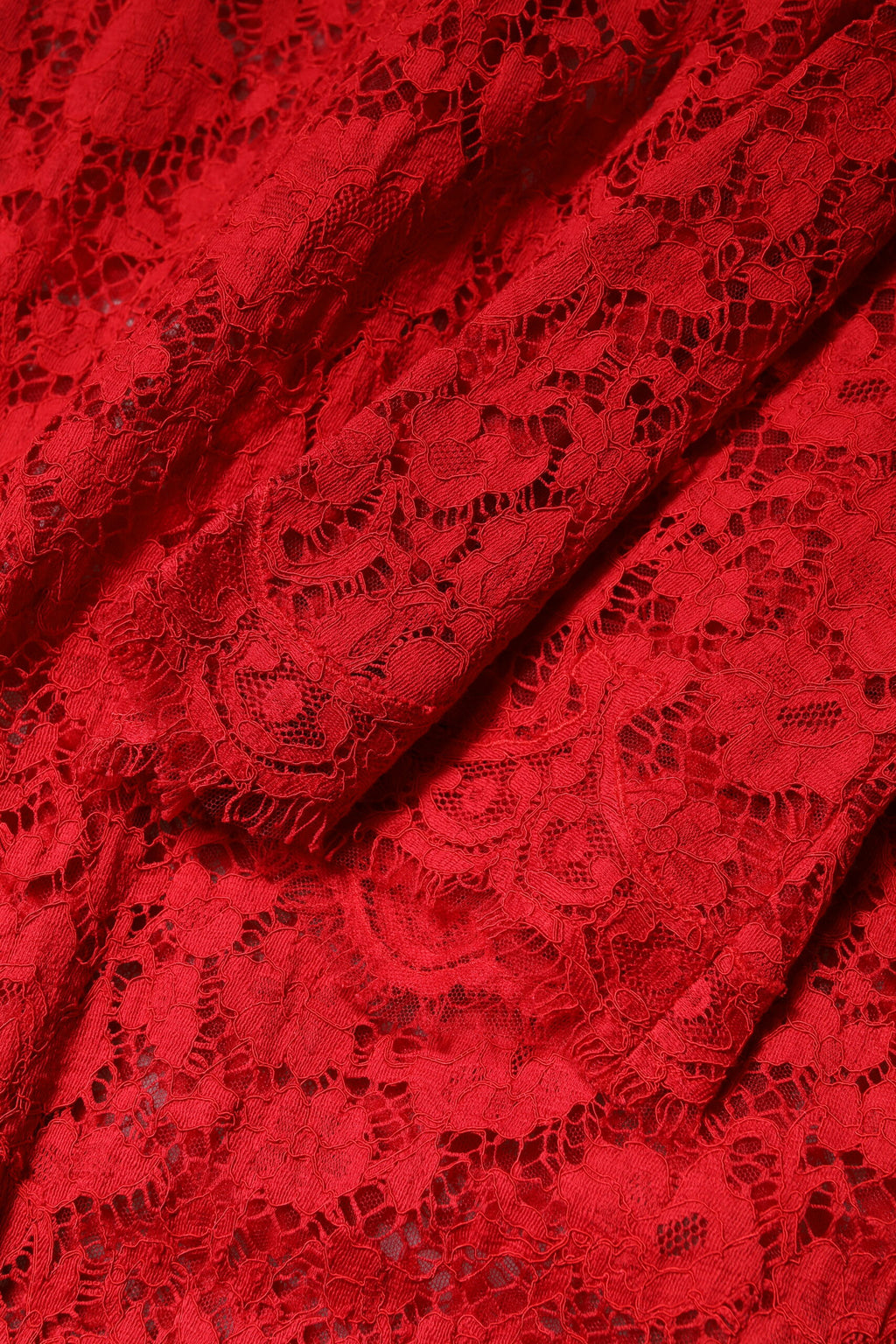 Robe Dolce & Gabbana en dentelle rouge à motifs floraux, ornée de strass brillants et embellissements en rhinestones.