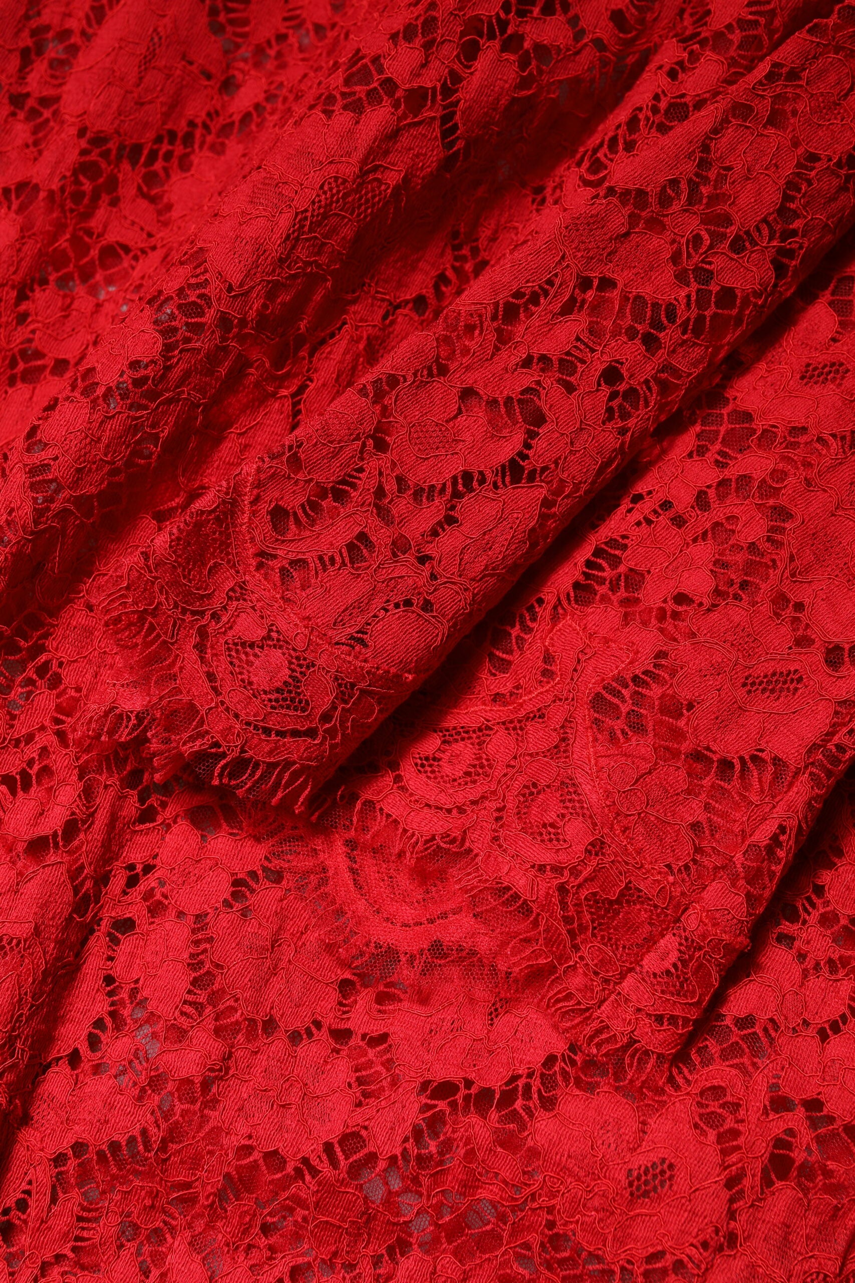 Robe Dolce & Gabbana en dentelle rouge à motifs floraux, ornée de strass brillants et embellissements en rhinestones.