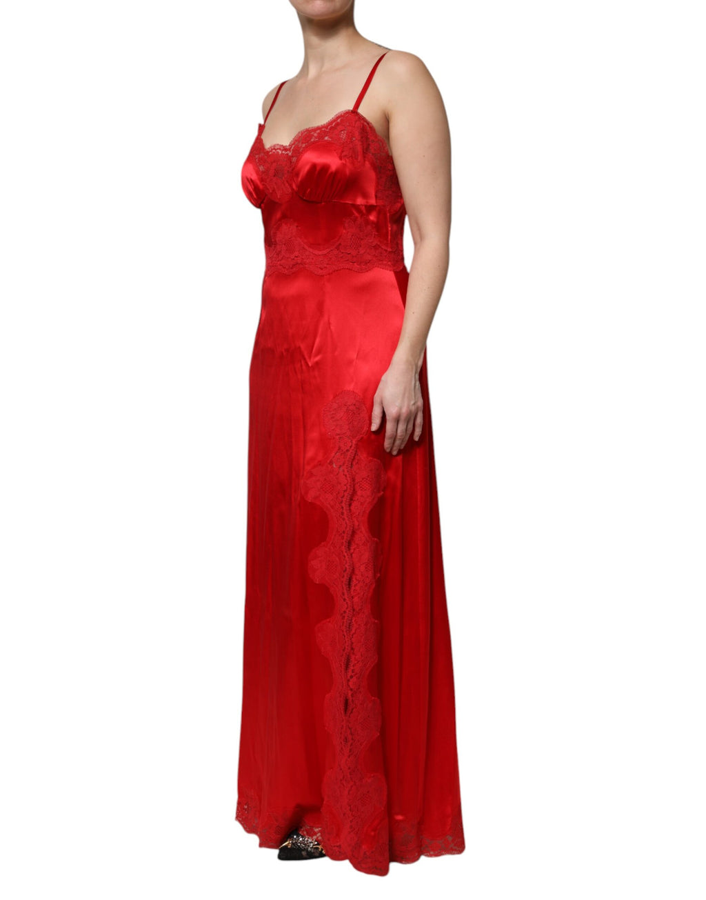Robe longue en soie rouge sans manches de Dolce & Gabbana, élégante et fluide, portée avec des détails sophistiqués.