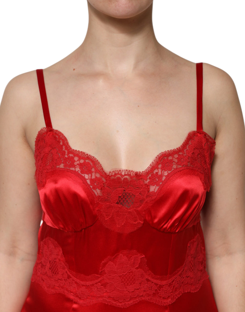 Robe longue en soie rouge sans manches de Dolce & Gabbana, style maxi élégant et fluide.