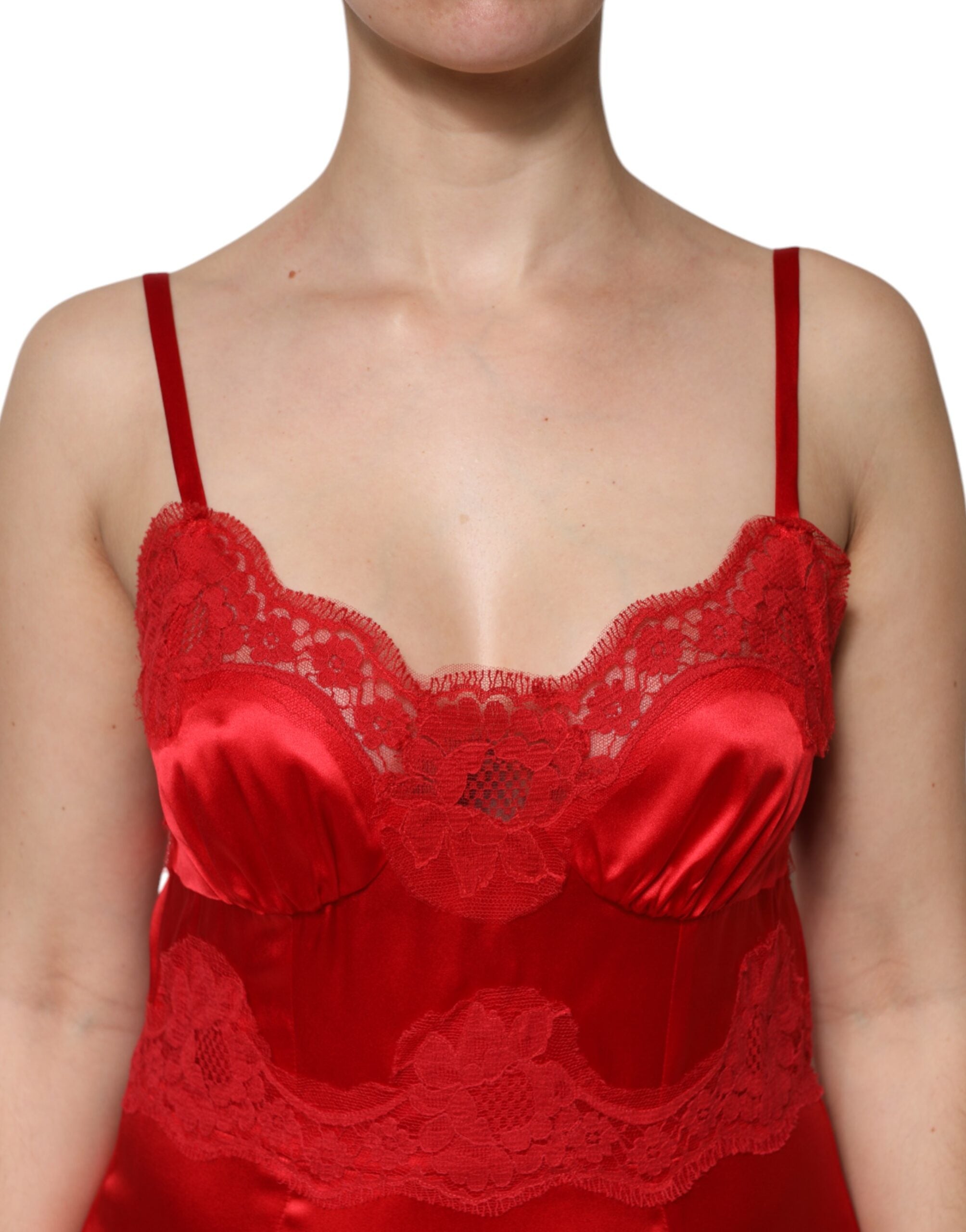 Robe longue en soie rouge sans manches de Dolce & Gabbana, style maxi élégant et fluide.