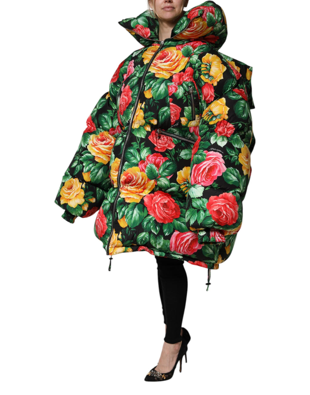 Veste matelassée à capuche Dolce & Gabbana, fleurie multicolore, avec design volumineux et détails colorés.