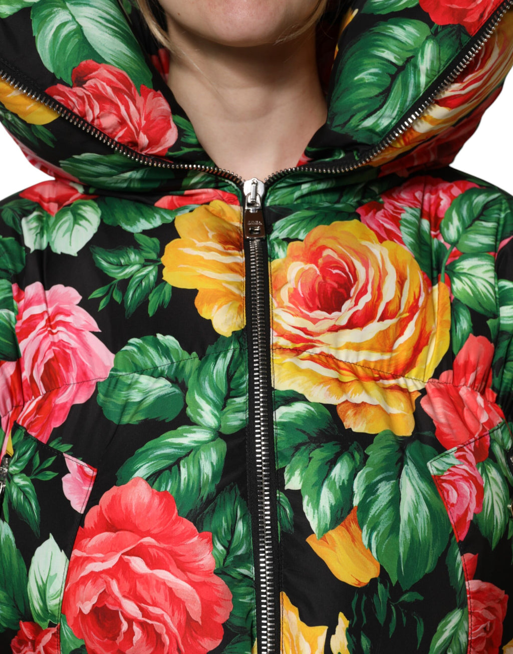 Veste matelassée à capuche Dolce & Gabbana à fleurs multicolores, style puffier, pour femme, avec motif floral vibrant.