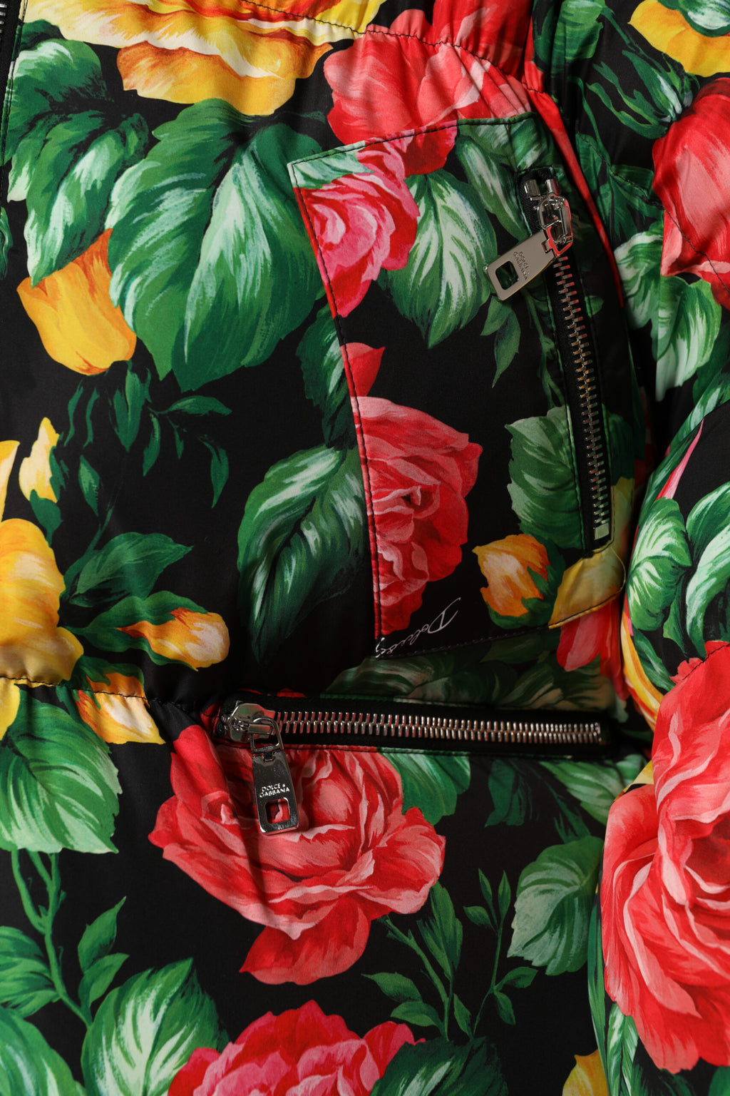 Veste matelassée à capuche Dolce & Gabbana à fleurs multicolores, style chaud et tendance pour femme.