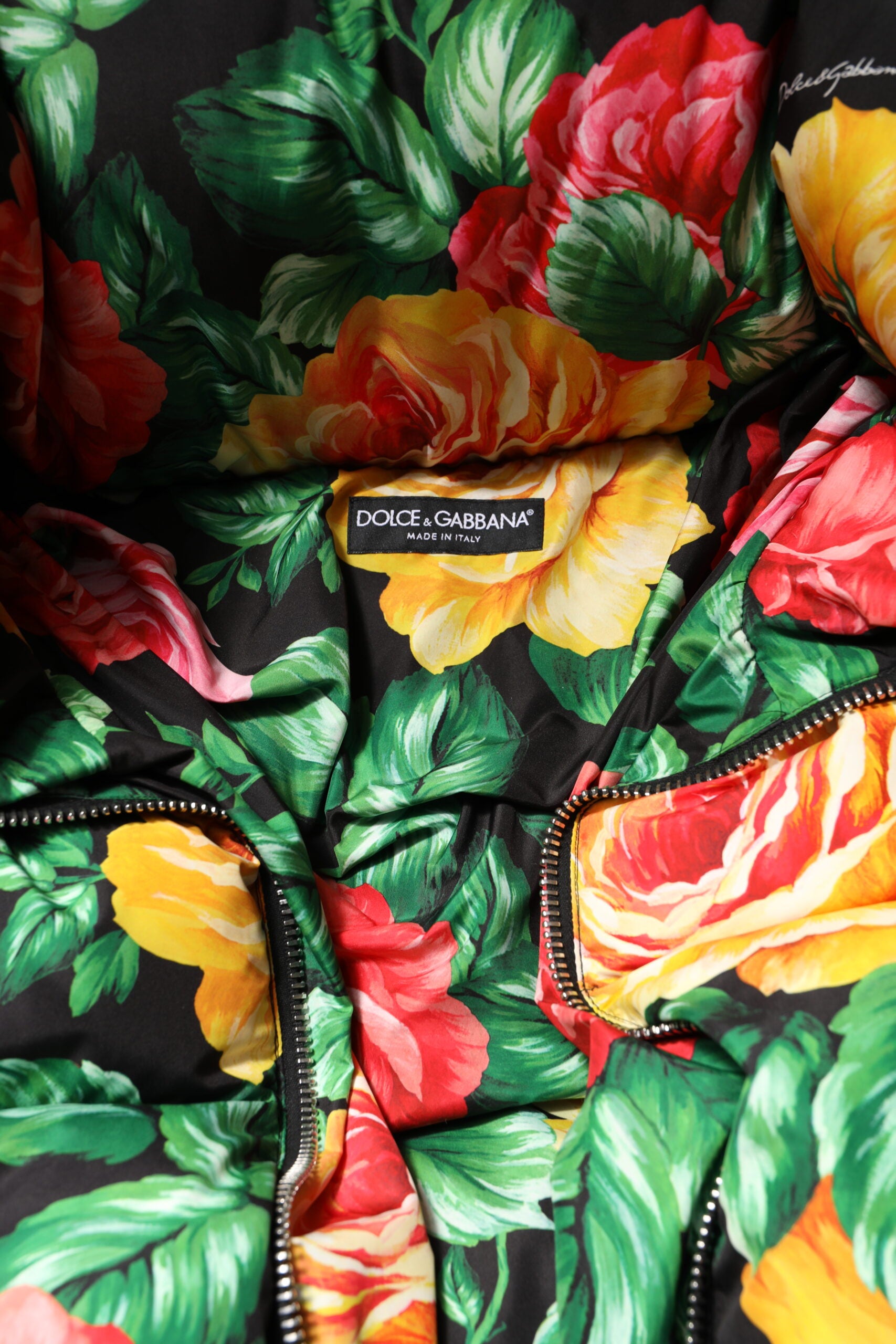 Doudoune matelassée Dolce & Gabbana à fleurs multicolores avec capuche, style hiver chaud et tendance.