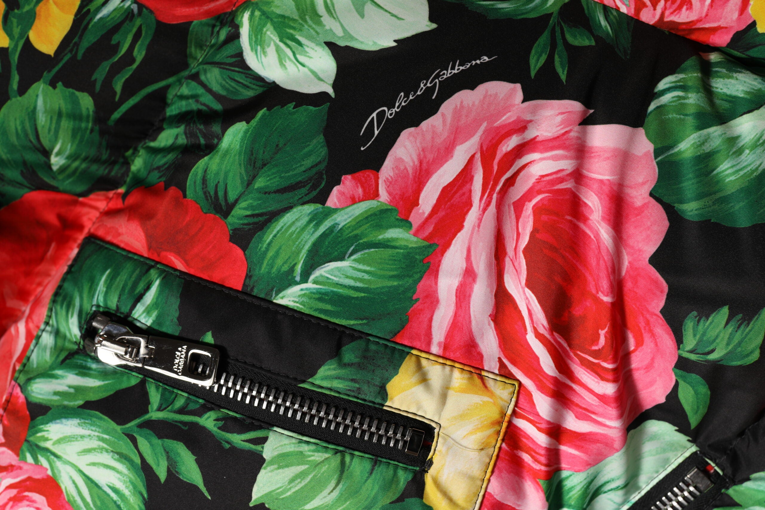 Veste matelassée à capuche Dolce & Gabbana, motif floral multicolore, style chaud et tendance pour femme.