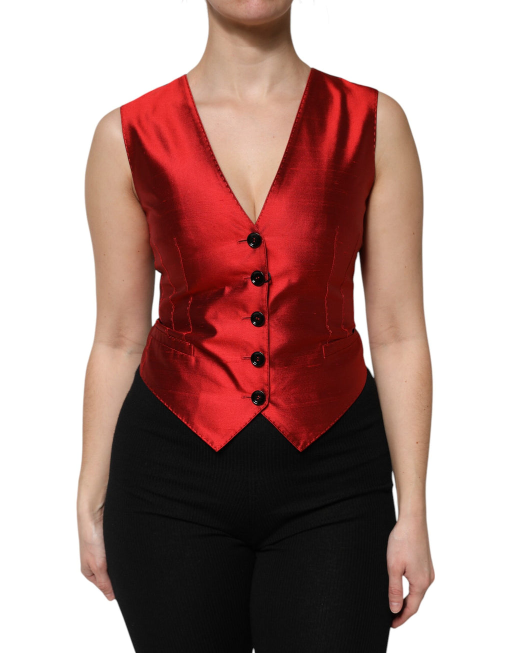 Veste sans manches rouge et noire de Dolce & Gabbana avec boutons sur le devant, vue de face.