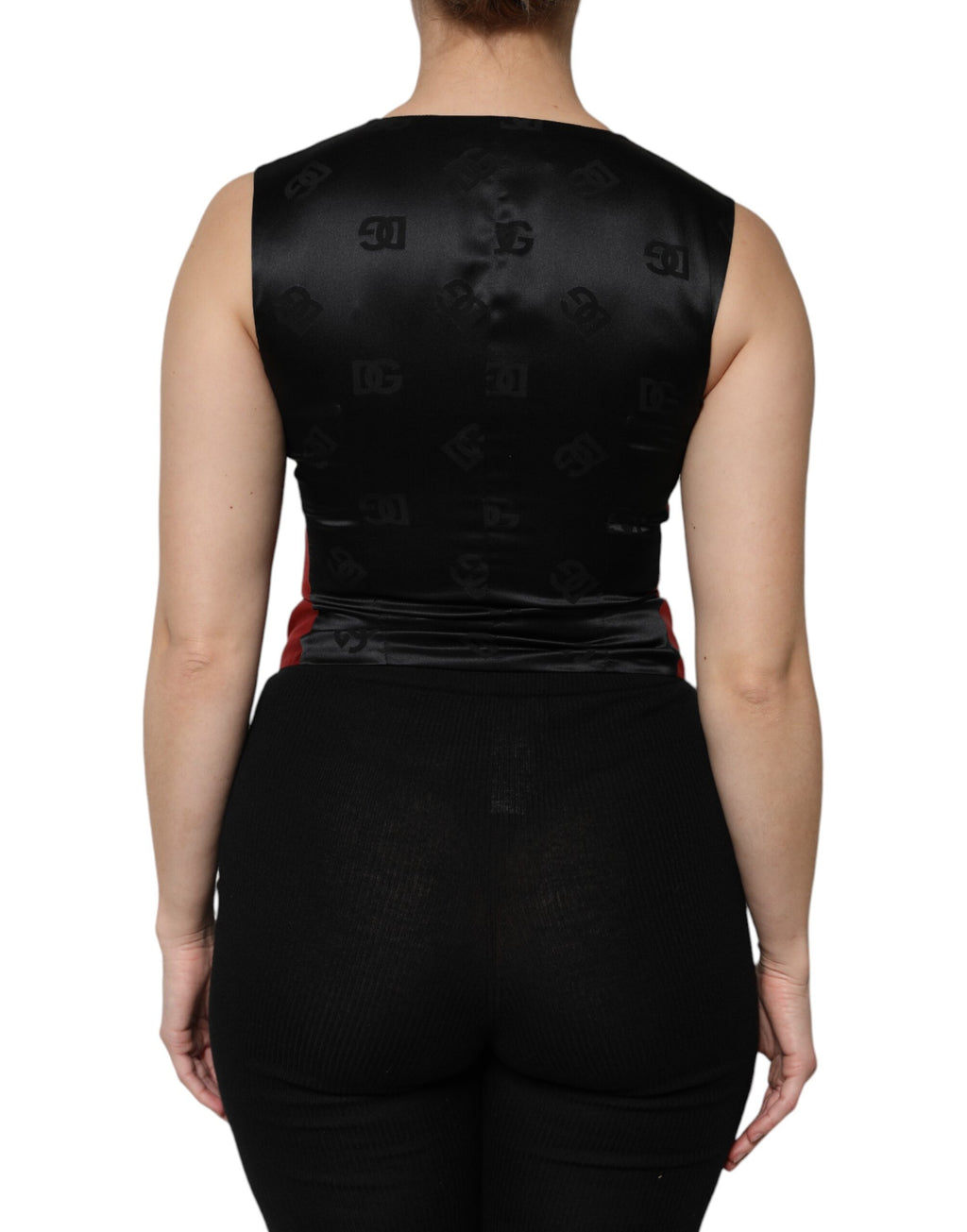 Gilet sans manches rouge et noir Dolce & Gabbana avec boutons, porté, détail de la veste élégante et moderne.