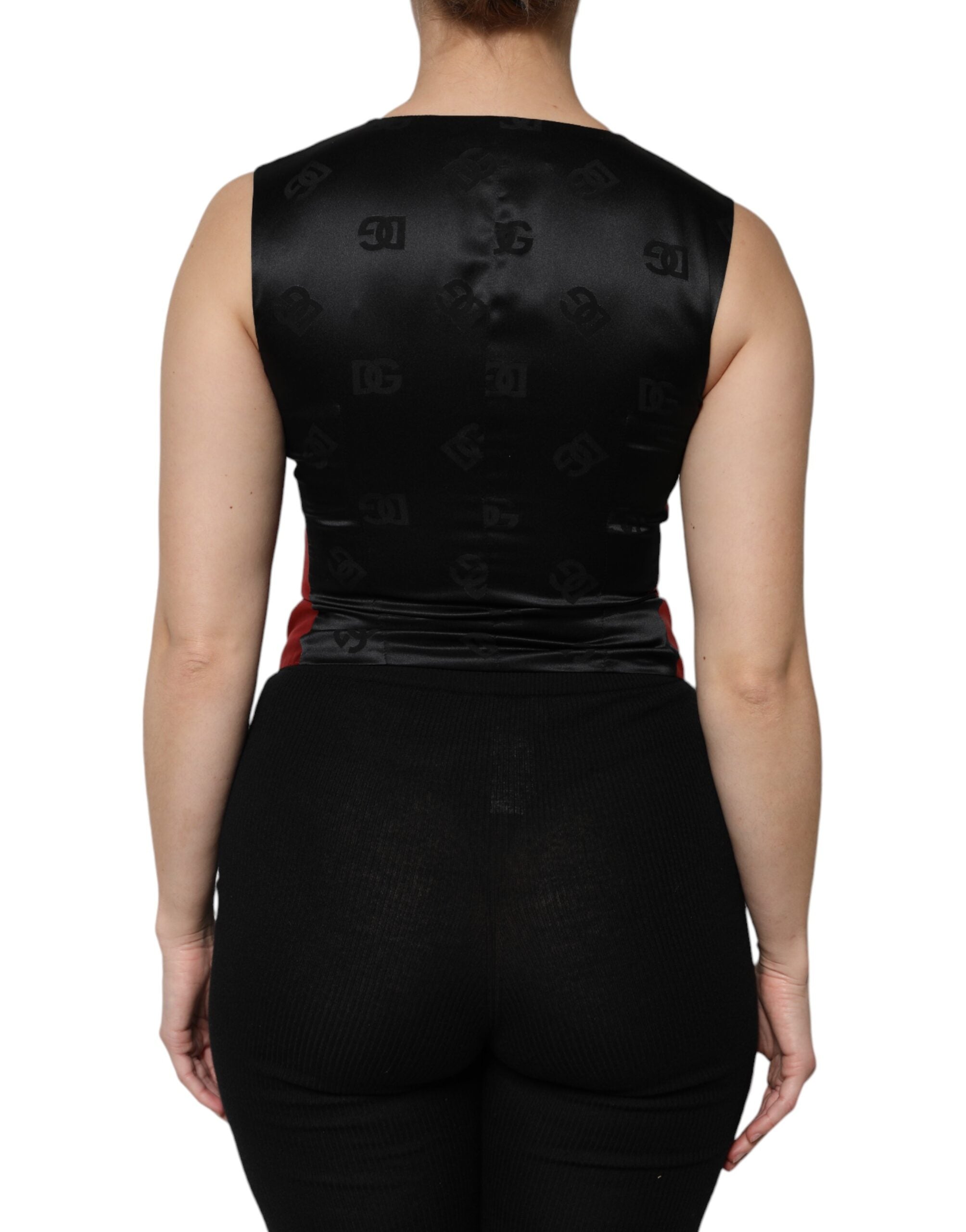 Gilet sans manches rouge et noir Dolce & Gabbana avec boutons, porté, détail de la veste élégante et moderne.