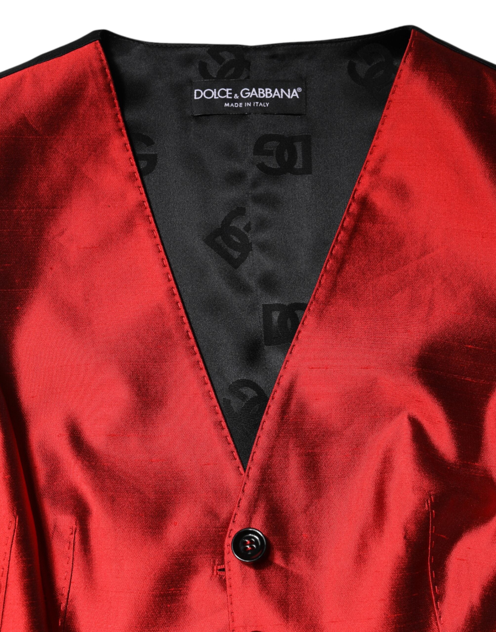 Gilet sans manches rouge et noir Dolce & Gabbana avec boutons, vue de face, détail du tissu élégant.