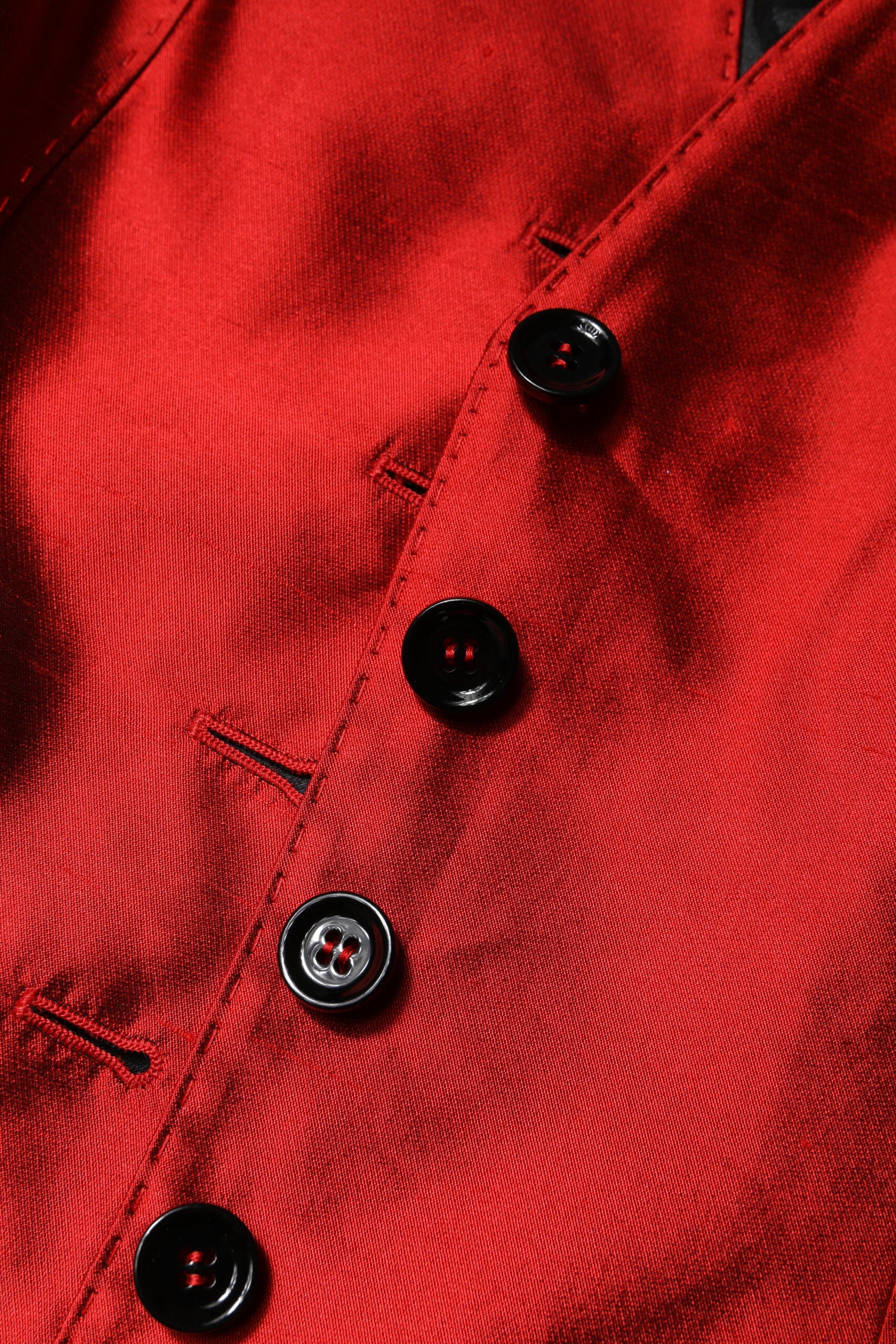 Top sans manches Dolce & Gabbana rouge et noir avec boutons, veste élégante à la mode, vue de face.