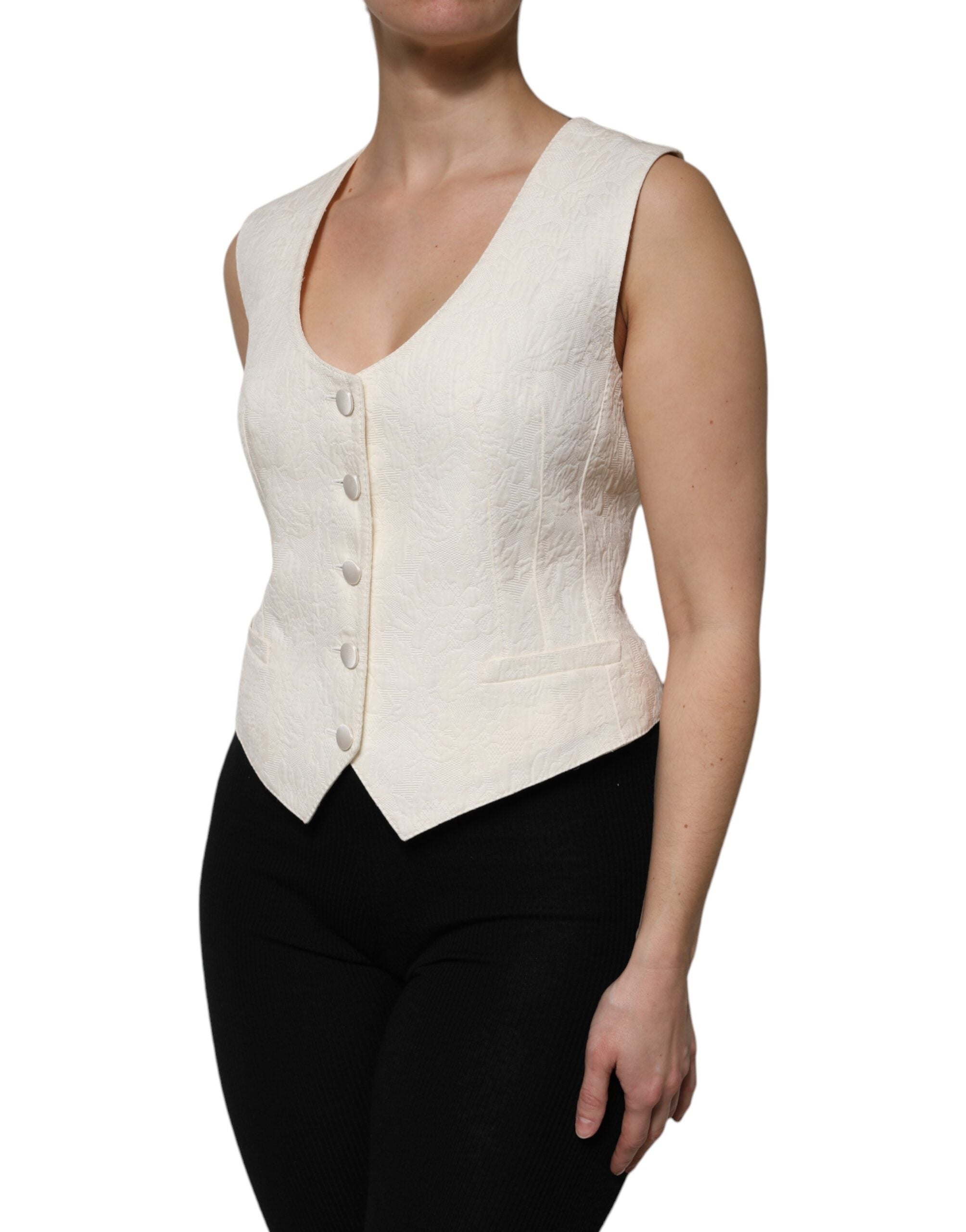 Gilet sans manches en coton ivoire de Dolce & Gabbana avec boutons, porté sur un mannequin.