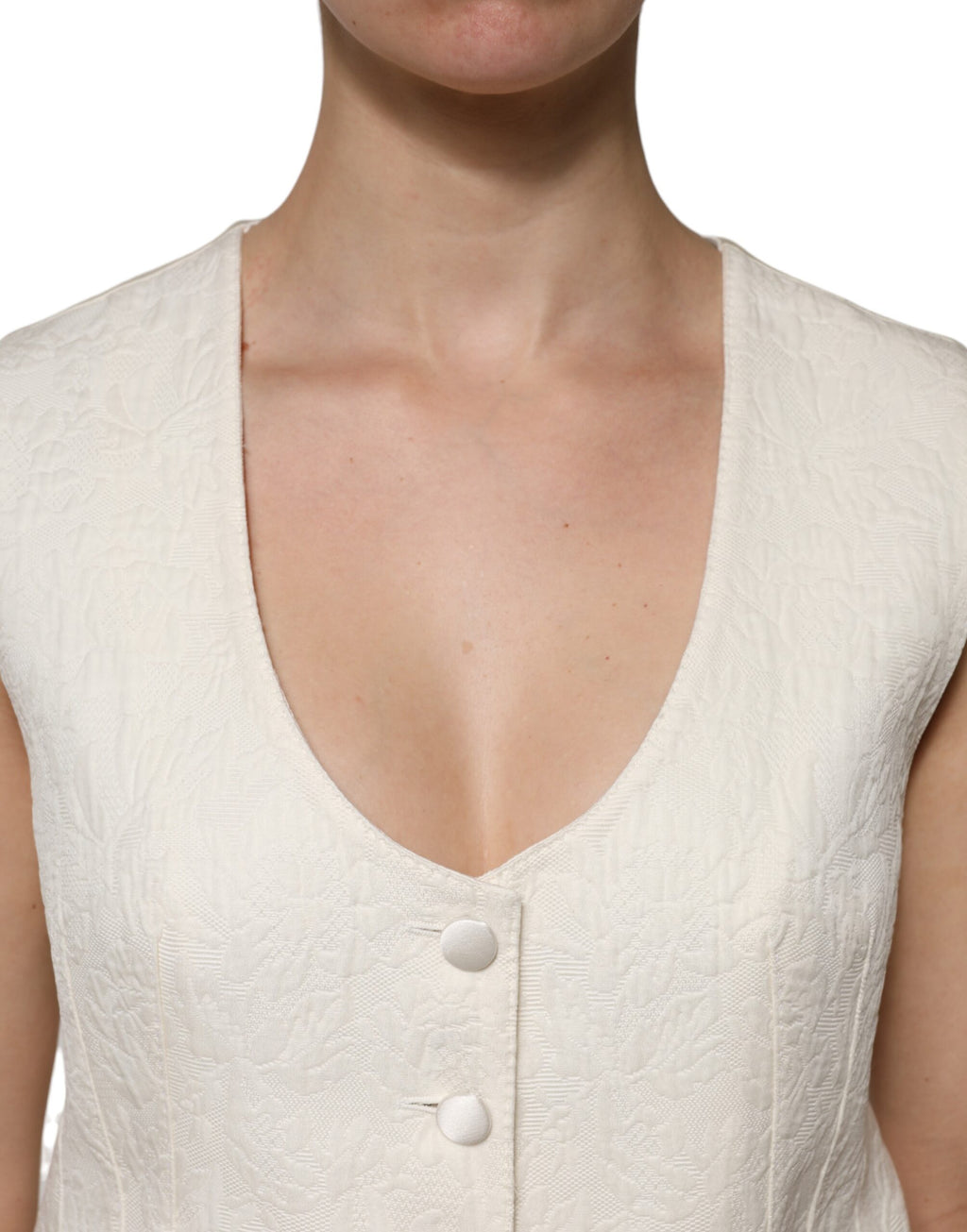 Gilet sans manches en coton ivoire de Dolce & Gabbana avec boutons, porté sur un modèle.
