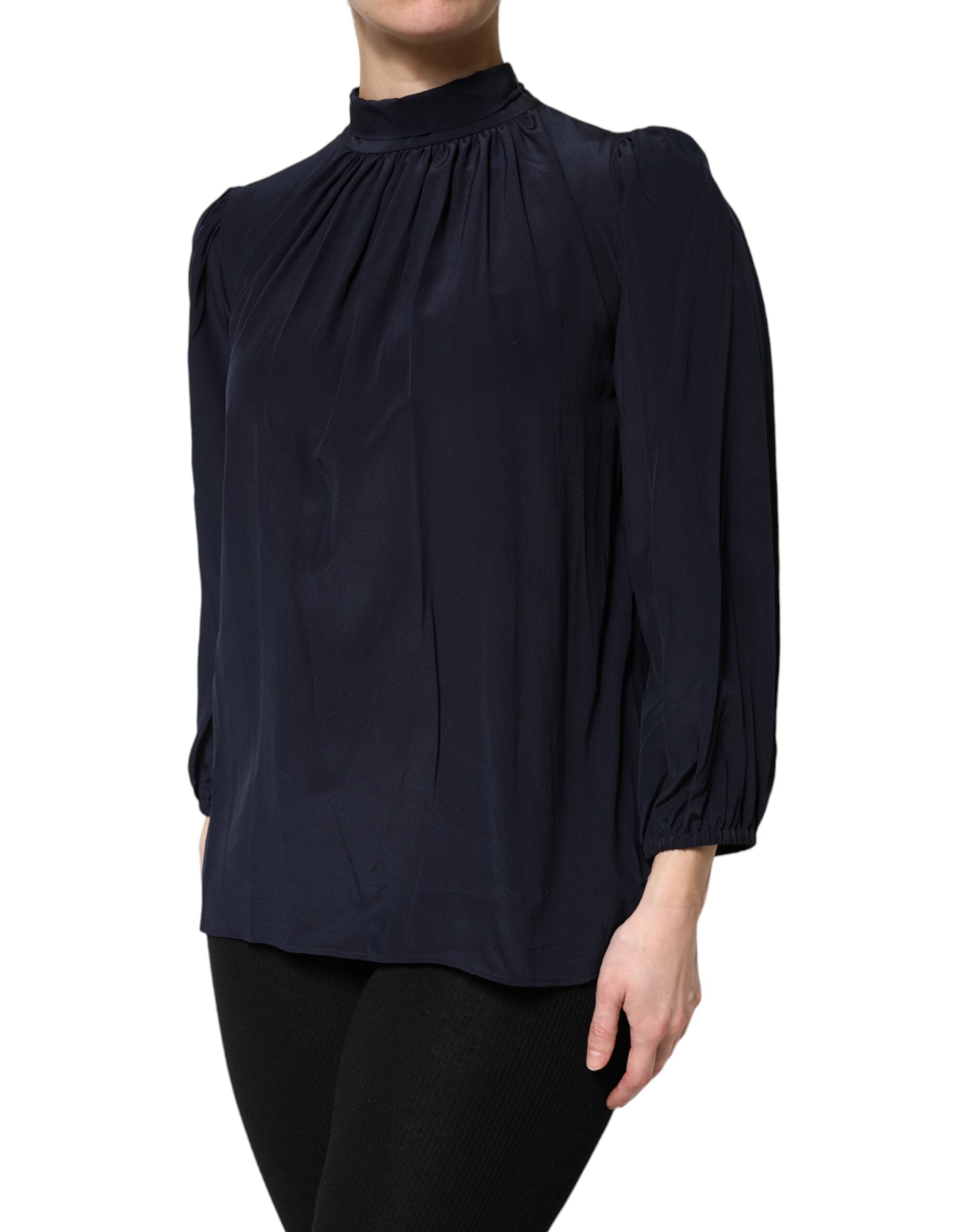 Blouse en soie bleue Dolce & Gabbana à col montant et manches longues, élégante et raffinée.