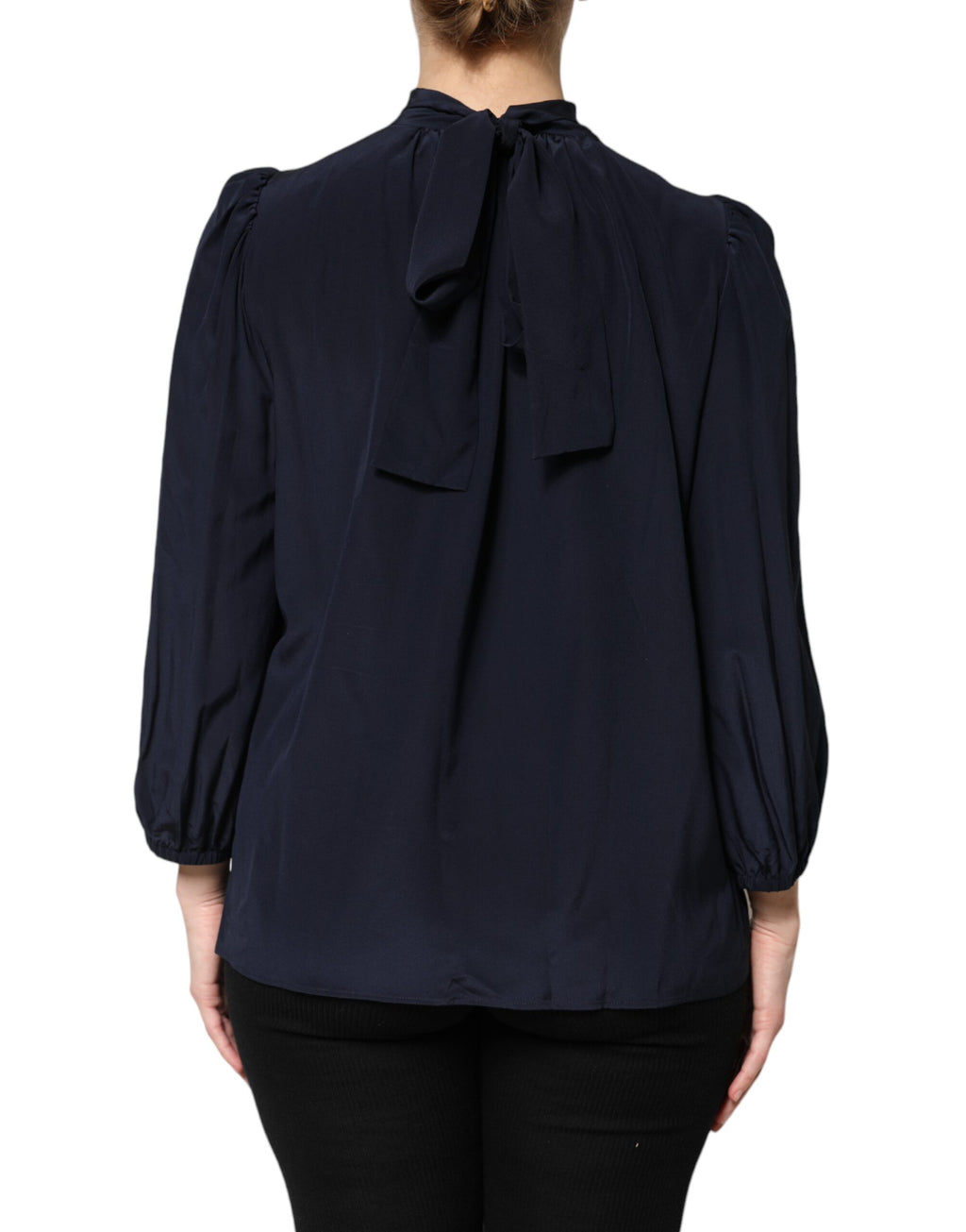 Blouse Dolce & Gabbana en soie bleue à col montant et manches longues, élégante et sophistiquée.