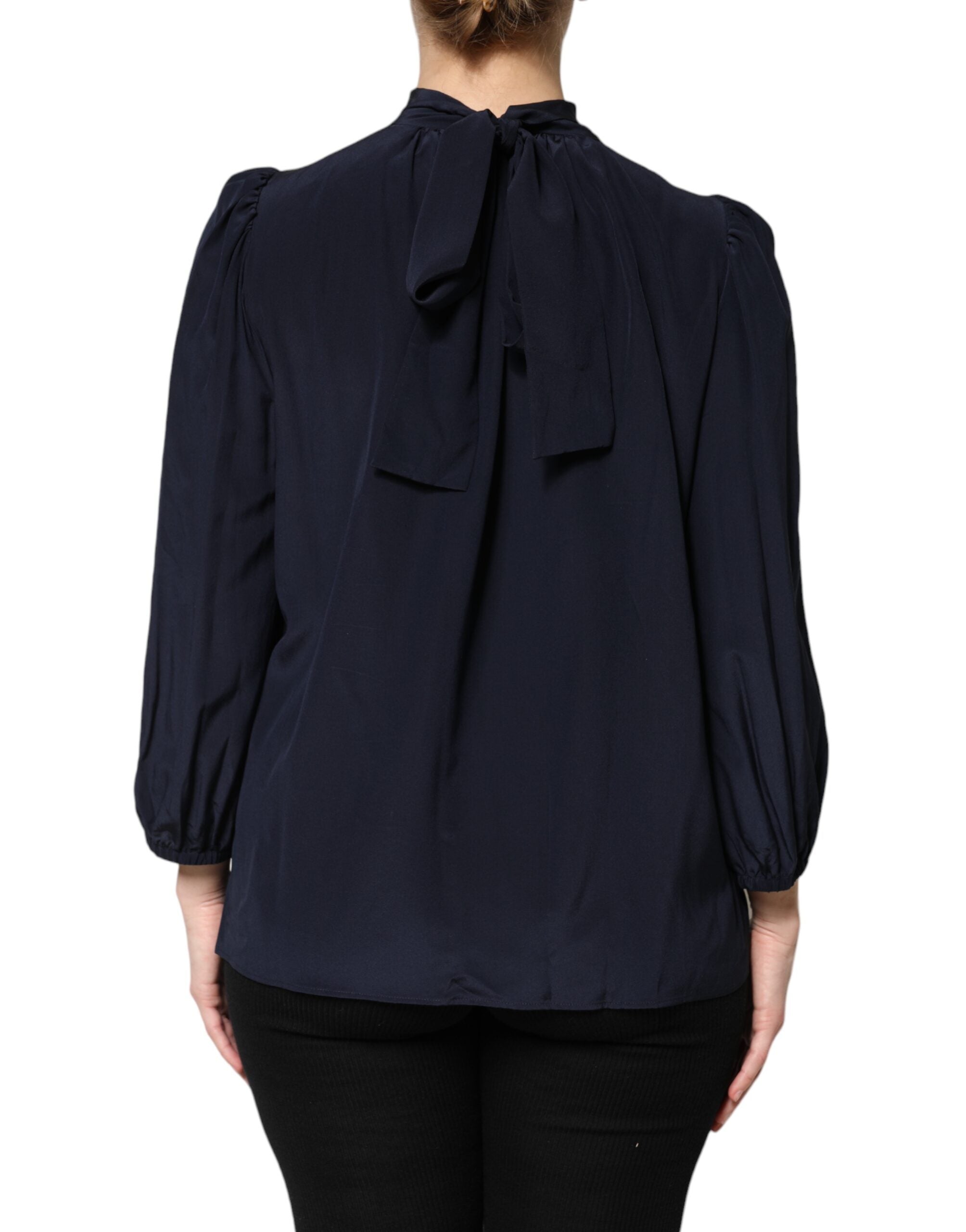 Blouse Dolce & Gabbana en soie bleue à col montant et manches longues, élégante et sophistiquée.