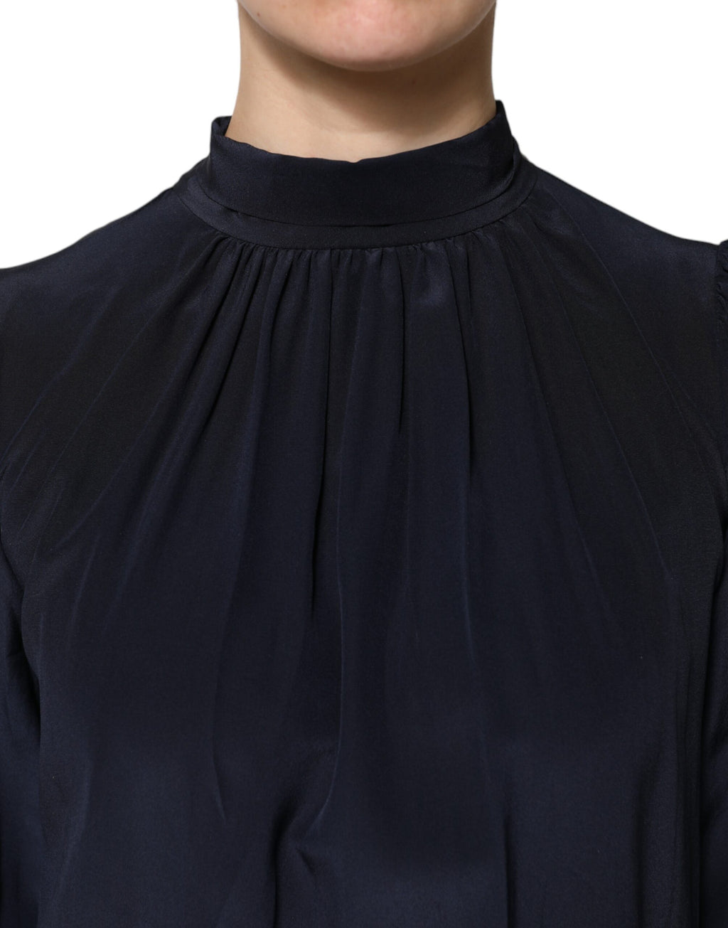 Blouse Dolce & Gabbana en soie bleue à col montant et manches longues, élégante et sophistiquée.