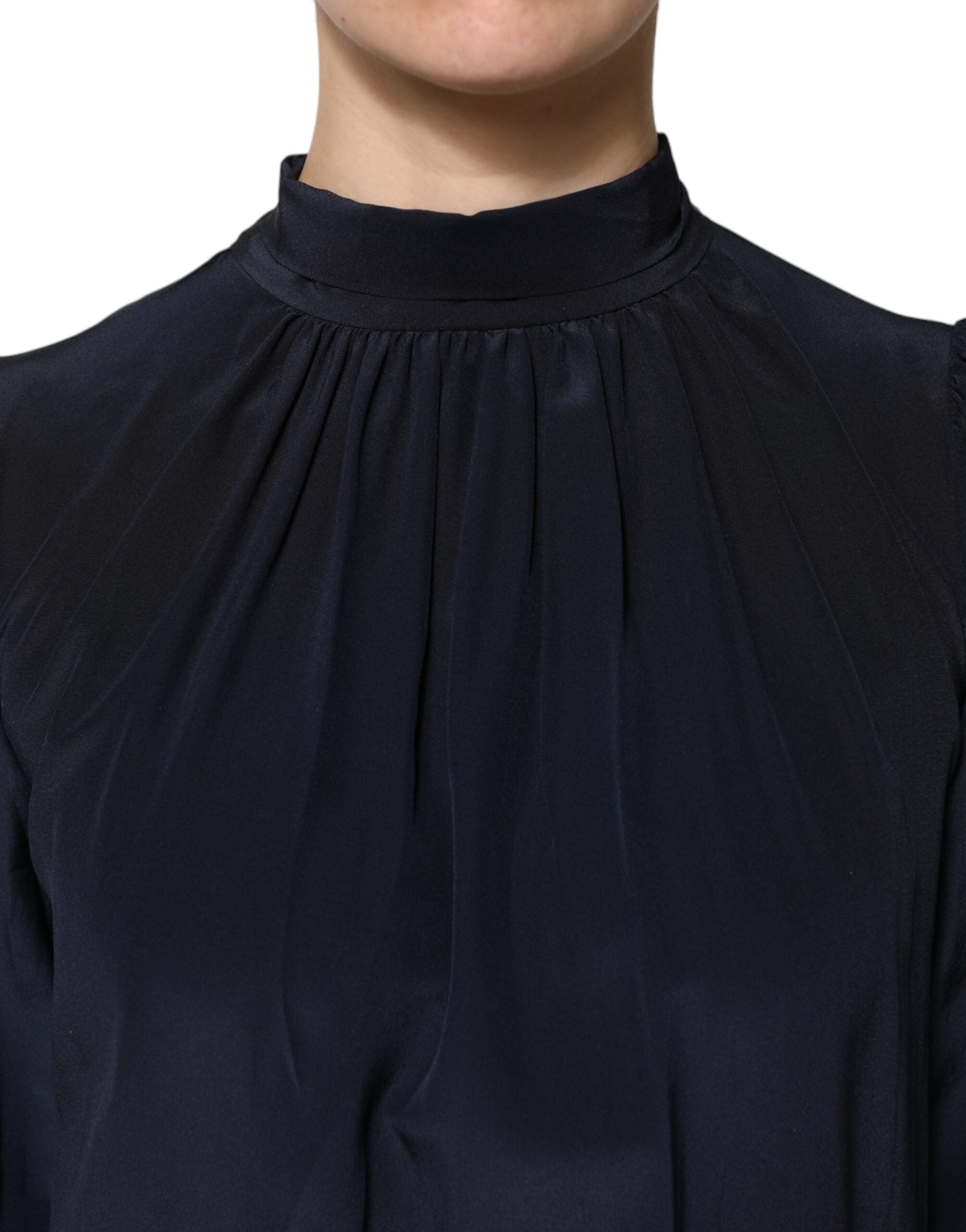 Blouse Dolce & Gabbana en soie bleue à col montant et manches longues, élégante et sophistiquée.