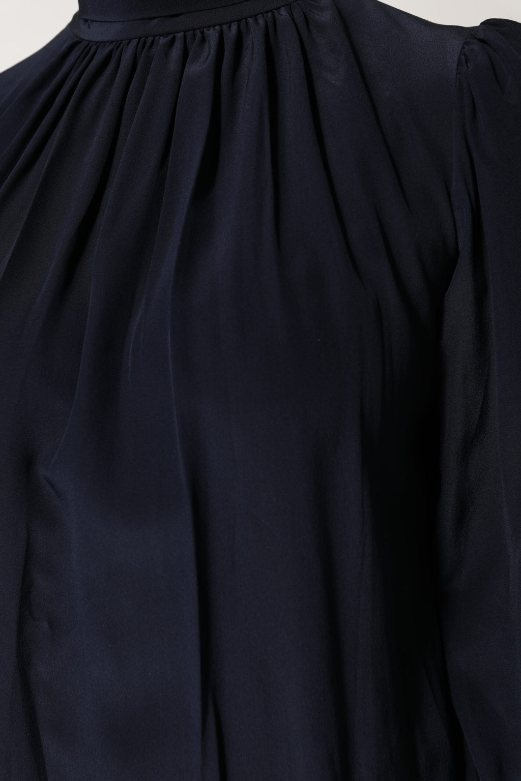Blouse en soie bleue Dolce & Gabbana à col montant et manches longues, élégante et sophistiquée.