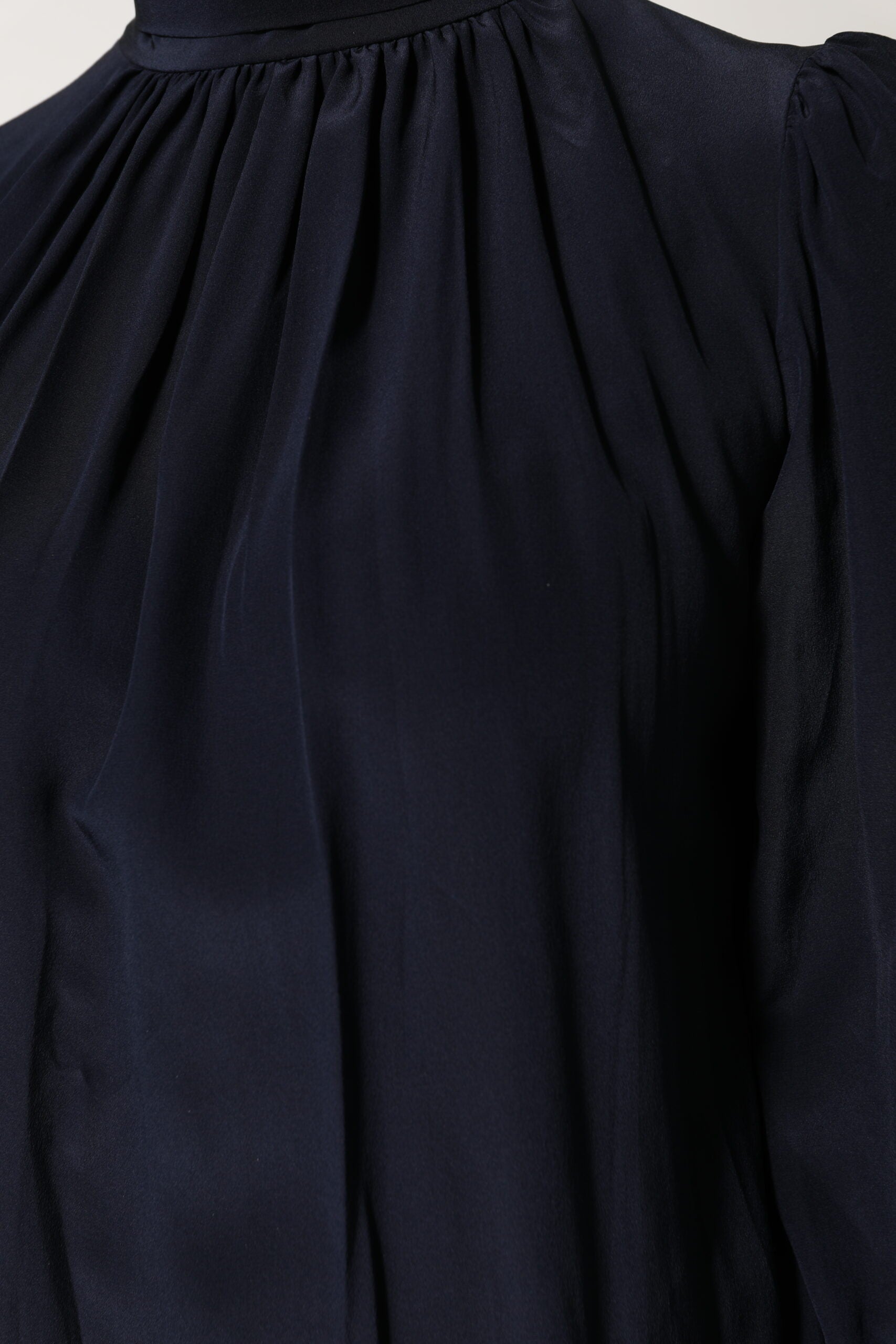 Blouse en soie bleue Dolce & Gabbana à col montant et manches longues, élégante et sophistiquée.