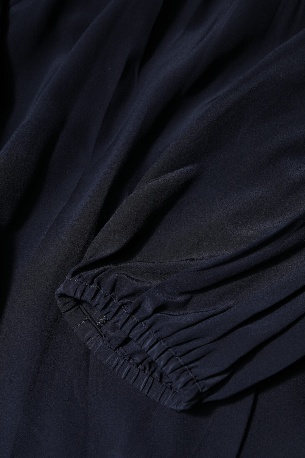 Blouse en soie bleue Dolce & Gabbana à col montant et manches longues, élégante et sophistiquée.