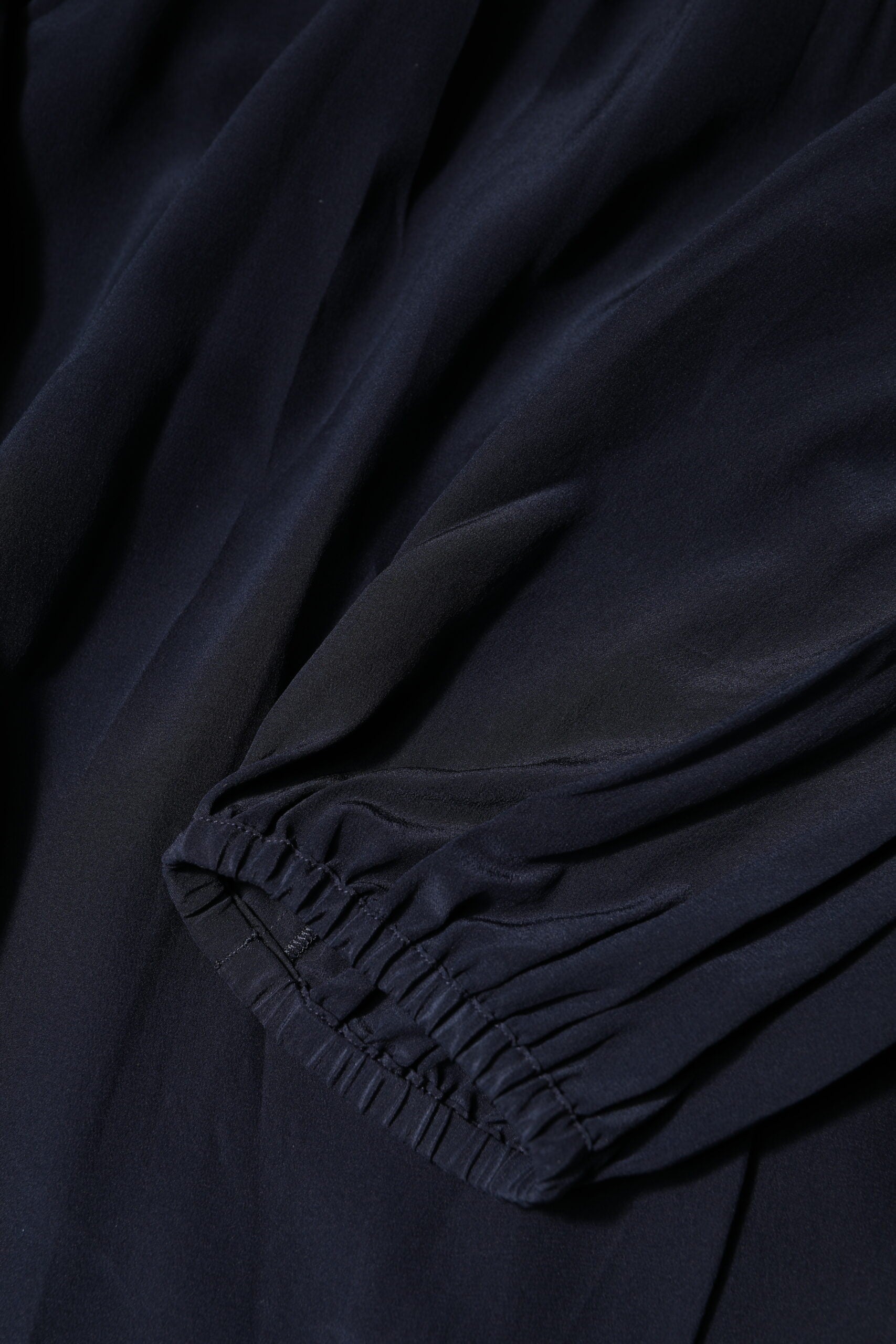 Blouse en soie bleue Dolce & Gabbana à col montant et manches longues, élégante et sophistiquée.