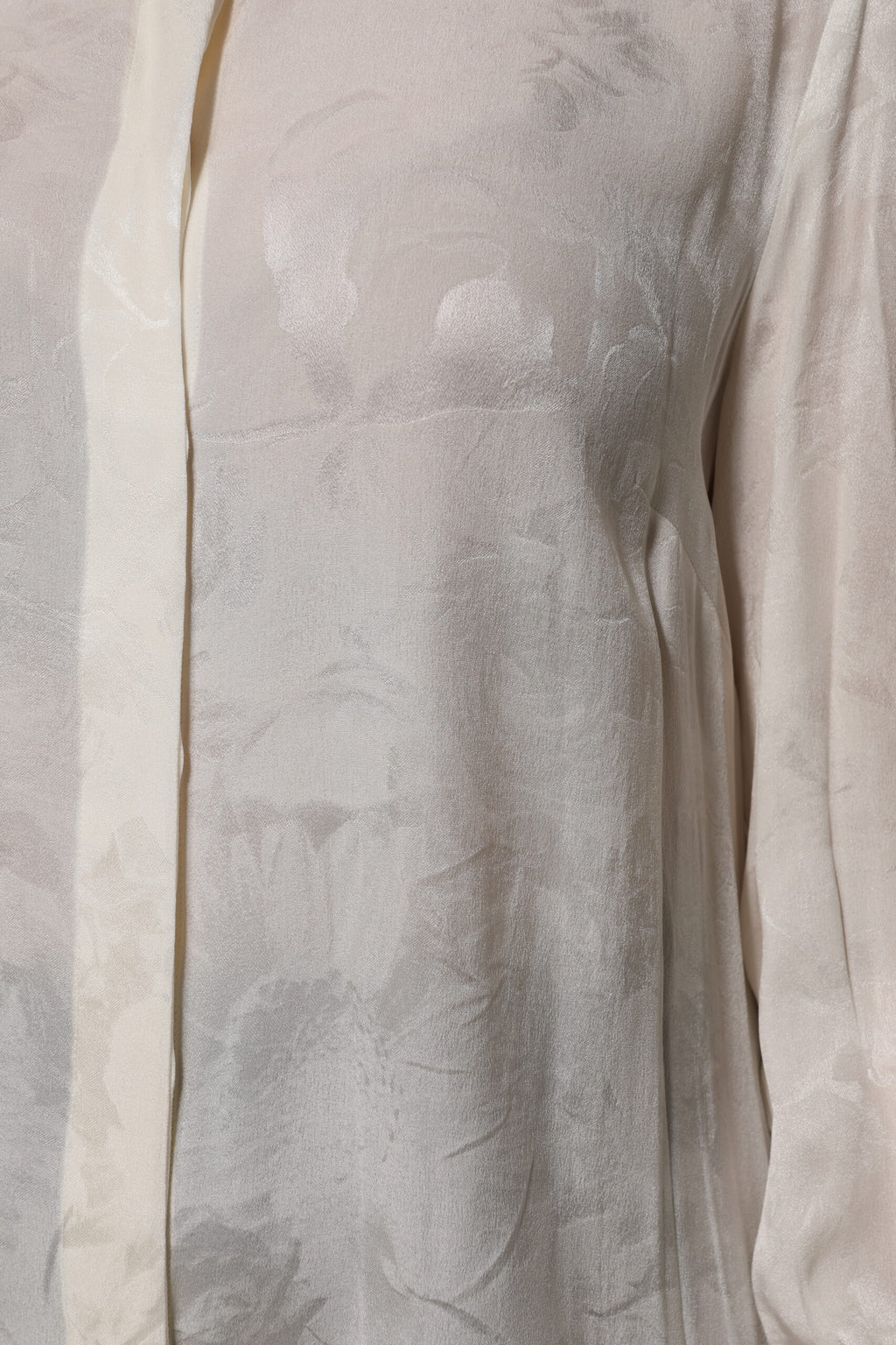 Chemise blanche à manches longues Dolce & Gabbana avec boutons, vue de face sur fond neutre.