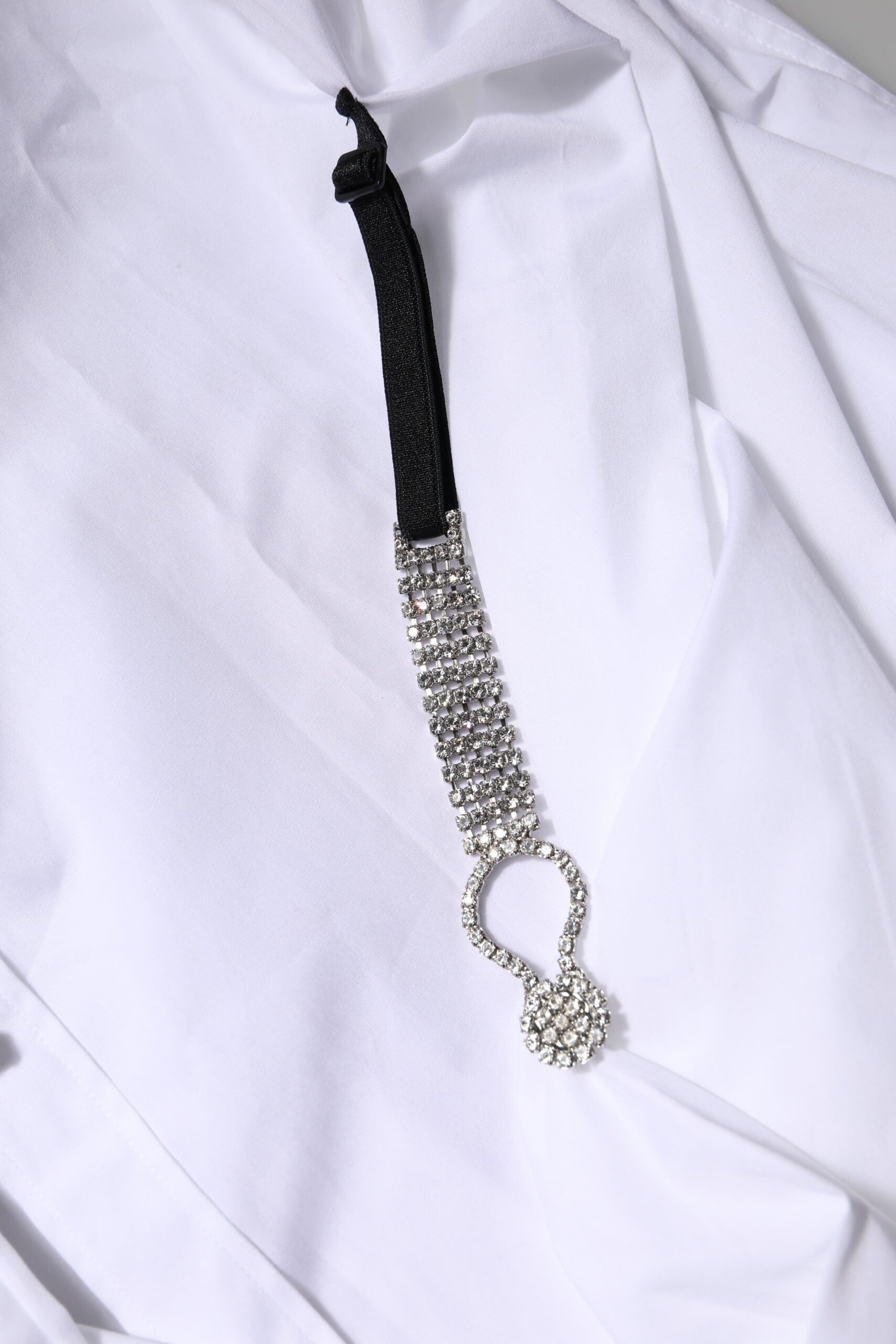 Top blanc Dolce & Gabbana à manches longues avec embellissements en strass, style élégant et sophistiqué.