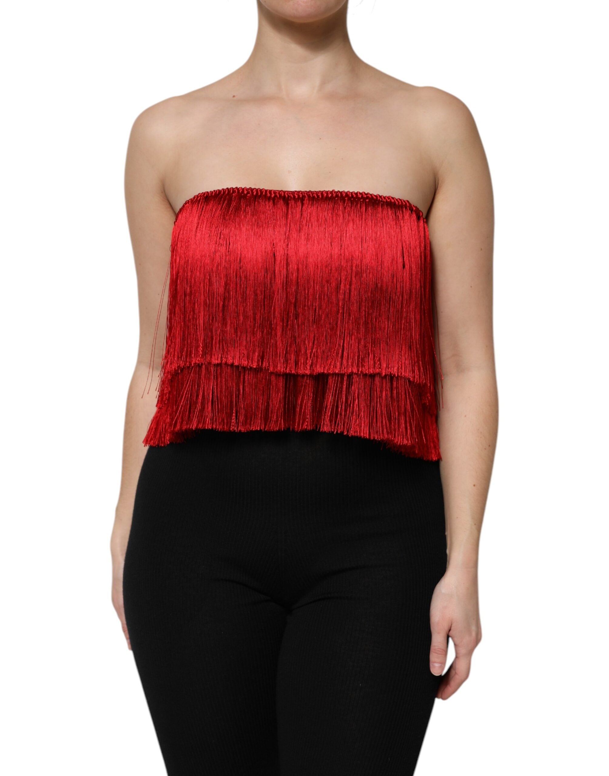 Top crop en soie rouge sans bretelles avec franges, de la marque Dolce & Gabbana, visible en détail dans l'image.