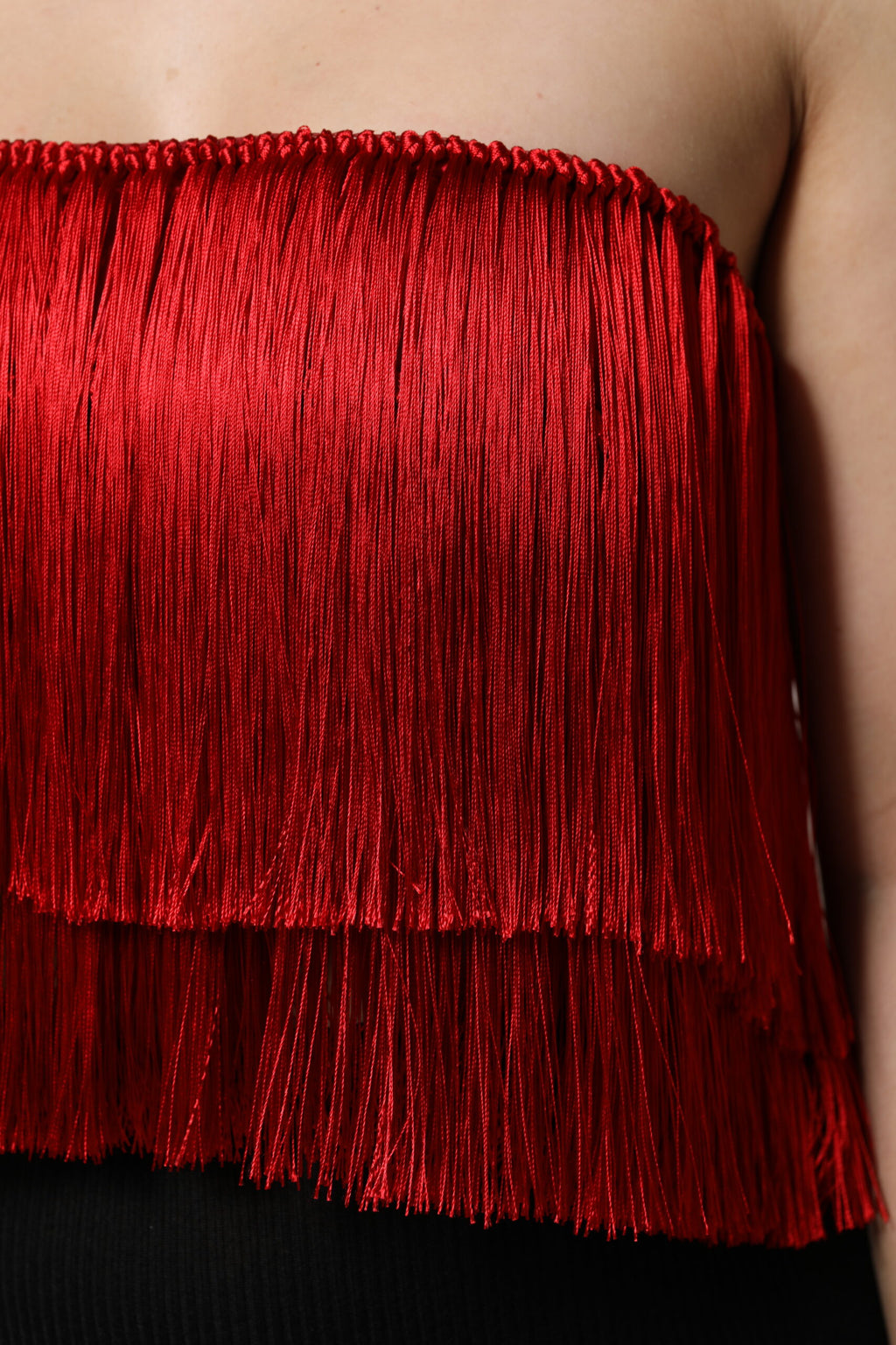 Top court sans bretelles en soie rouge Dolce & Gabbana avec franges, crop et style moderne.