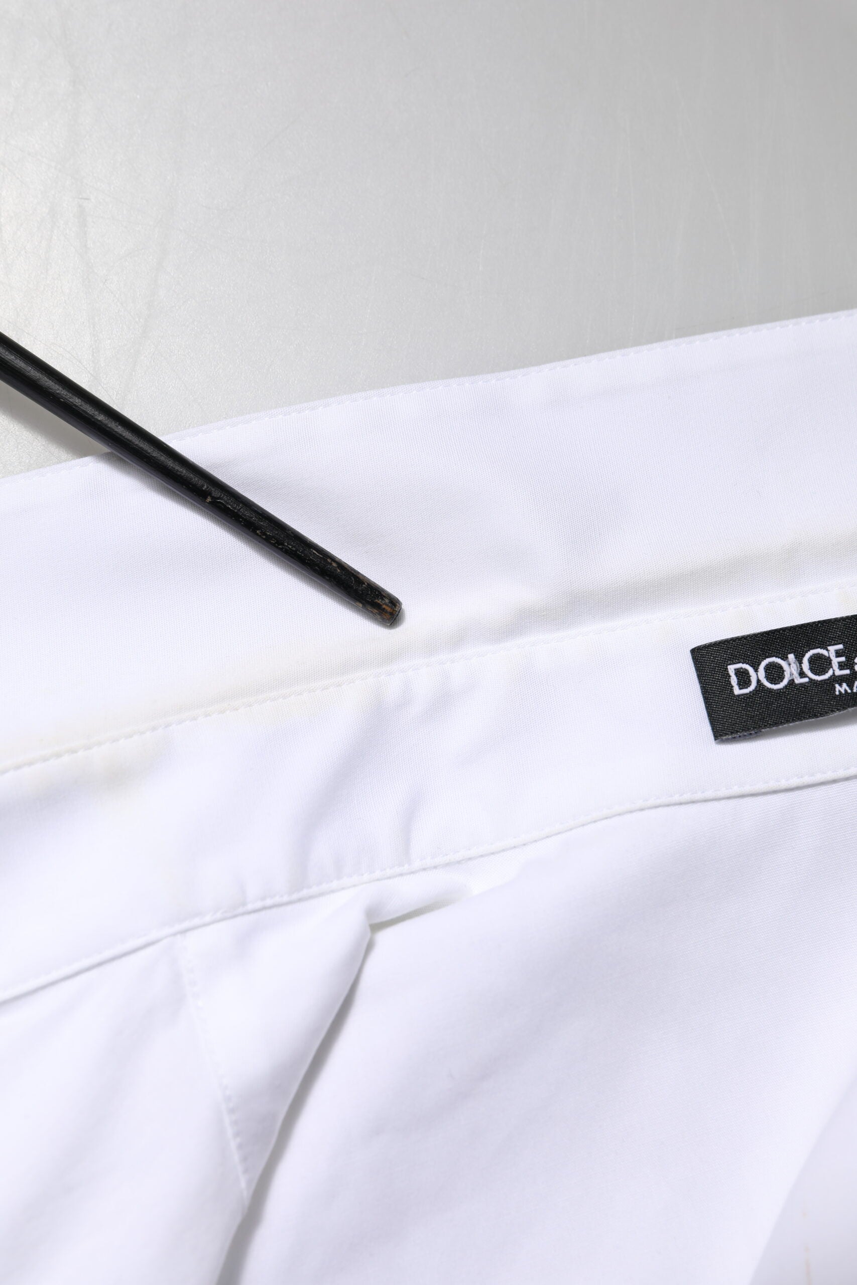 Chemise blanche en coton à col et manches longues de Dolce & Gabbana, style élégant et confortable.
