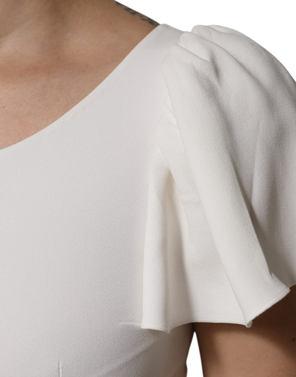 T-shirt blanc à manches courtes en viscose de Dolce & Gabbana avec col rond, porté sur mannequin.