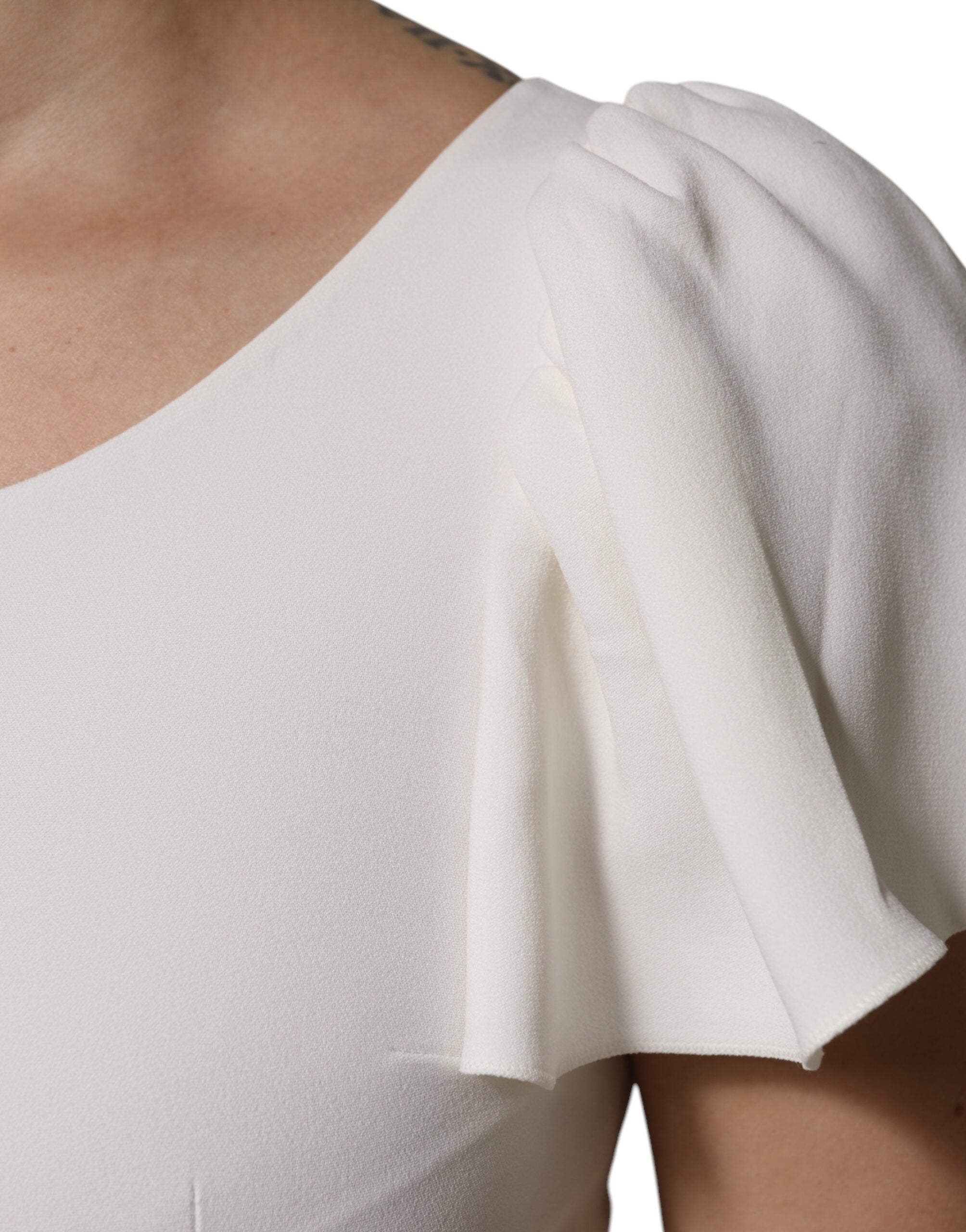 T-shirt blanc à manches courtes en viscose de Dolce & Gabbana avec col rond, porté sur mannequin.