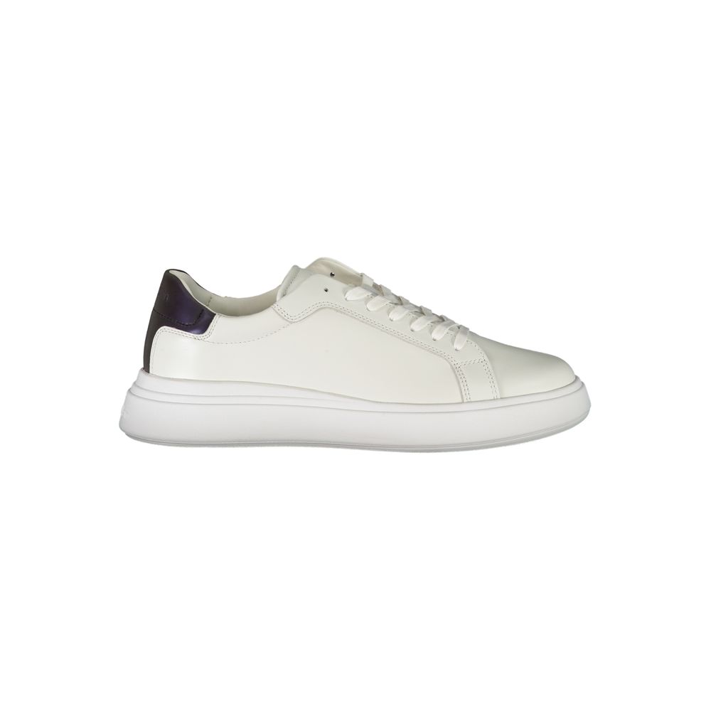 Sneakers blanches en cuir pour homme de la marque Calvin Klein, vue de face avec détails de la chaussure.