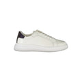 Sneakers blanches en cuir pour homme de la marque Calvin Klein, vue de face avec détails de la chaussure.