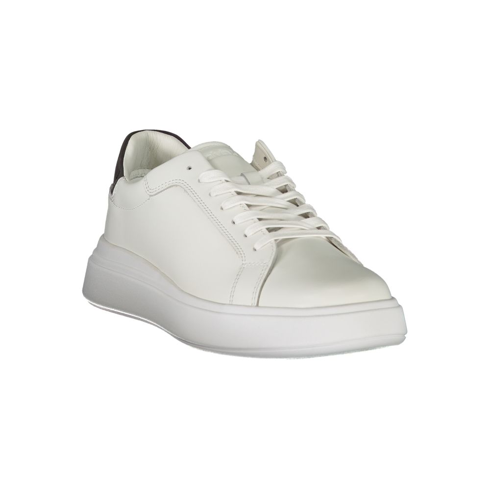 Chaussures sneakers blanches en cuir pour homme de la marque Calvin Klein, vue de côté.