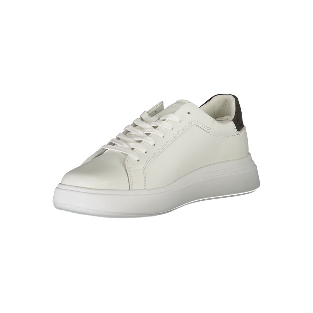 Sneaker blanche pour homme de Calvin Klein en cuir blanc avec semelle blanche, vue de côté.