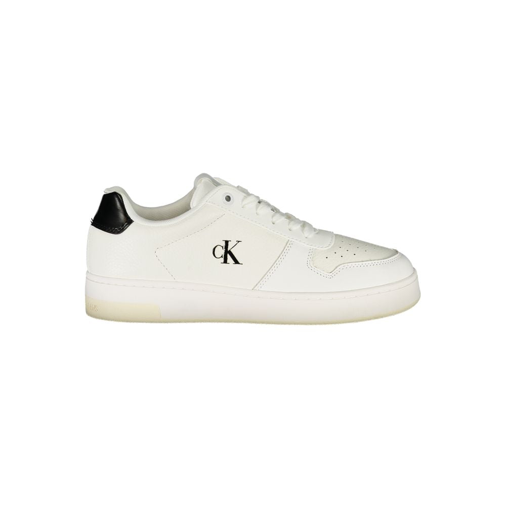 Sneakers pour femmes Calvin Klein en polyuréthane blanc, élégantes et modernes, avec semelle blanche et design épuré.