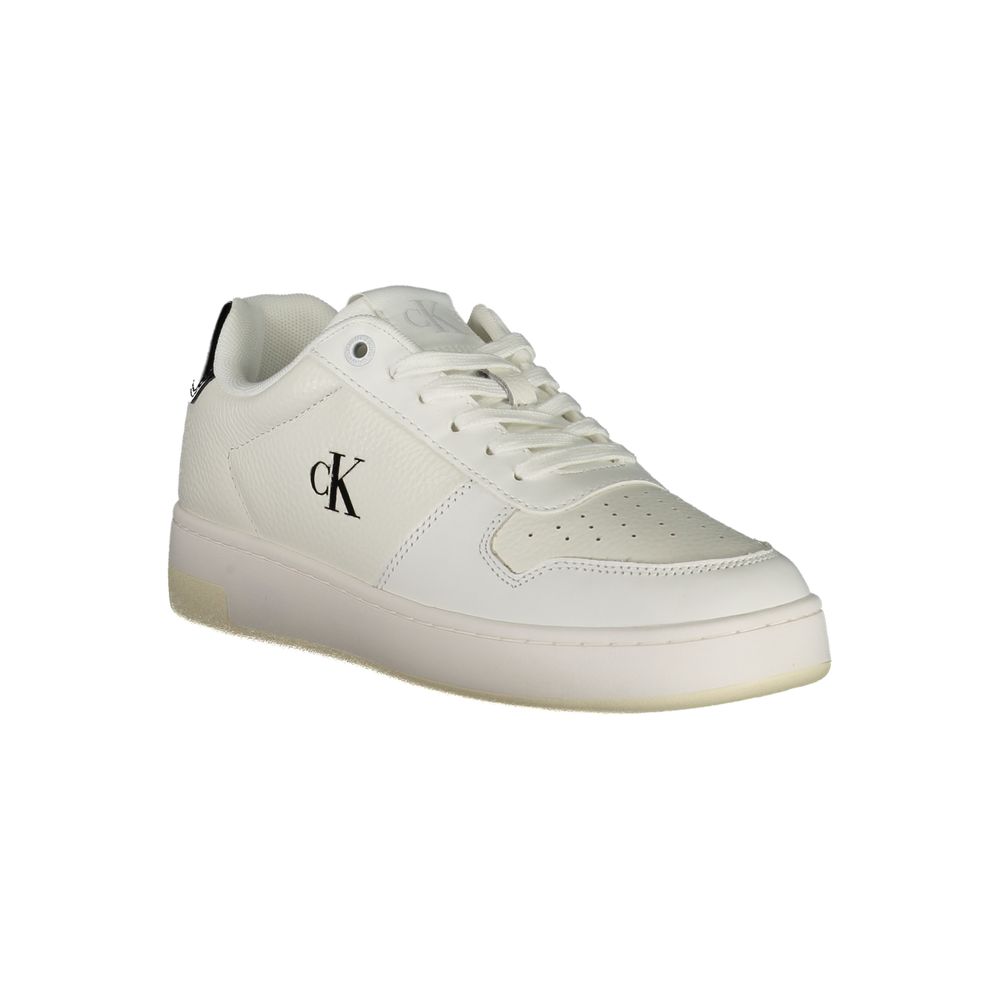 Sneakers pour femmes Calvin Klein en polyuréthane blanc, style décontracté et moderne, avec semelle blanche épurée.