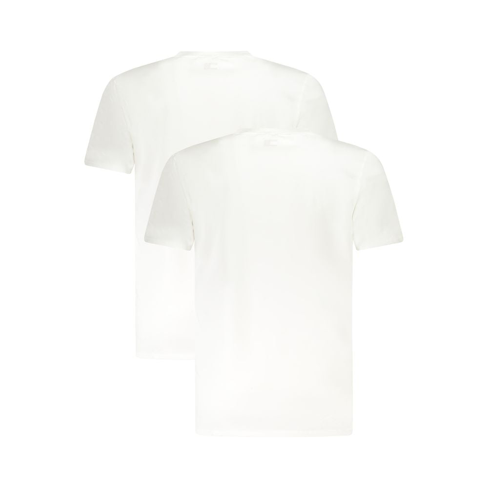 Sous-vêtement blanc en coton pour homme de la marque Tommy Hilfiger, visible en haut de la chemise.