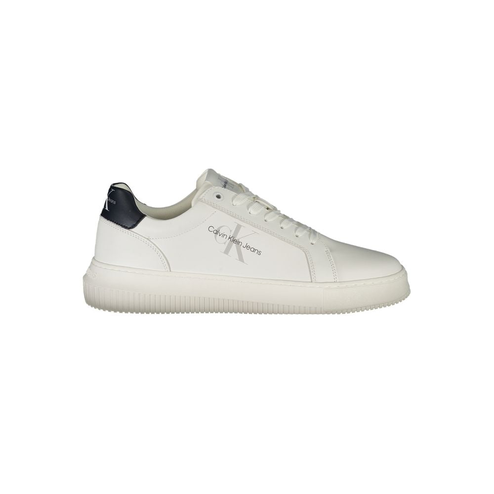 Sneakers pour hommes en cuir blanc de la marque Calvin Klein, style moderne et élégant, vue de profil.