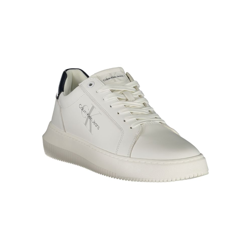 Sneakers pour homme en cuir blanc de Calvin Klein, style décontracté avec semelle blanche, vue de profil.