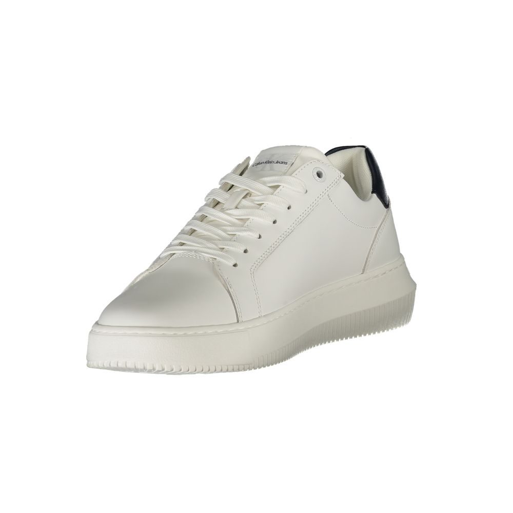 Sneakers blanches en cuir pour hommes de Calvin Klein, design épuré et moderne, visibles avec semelle blanche et logo discret