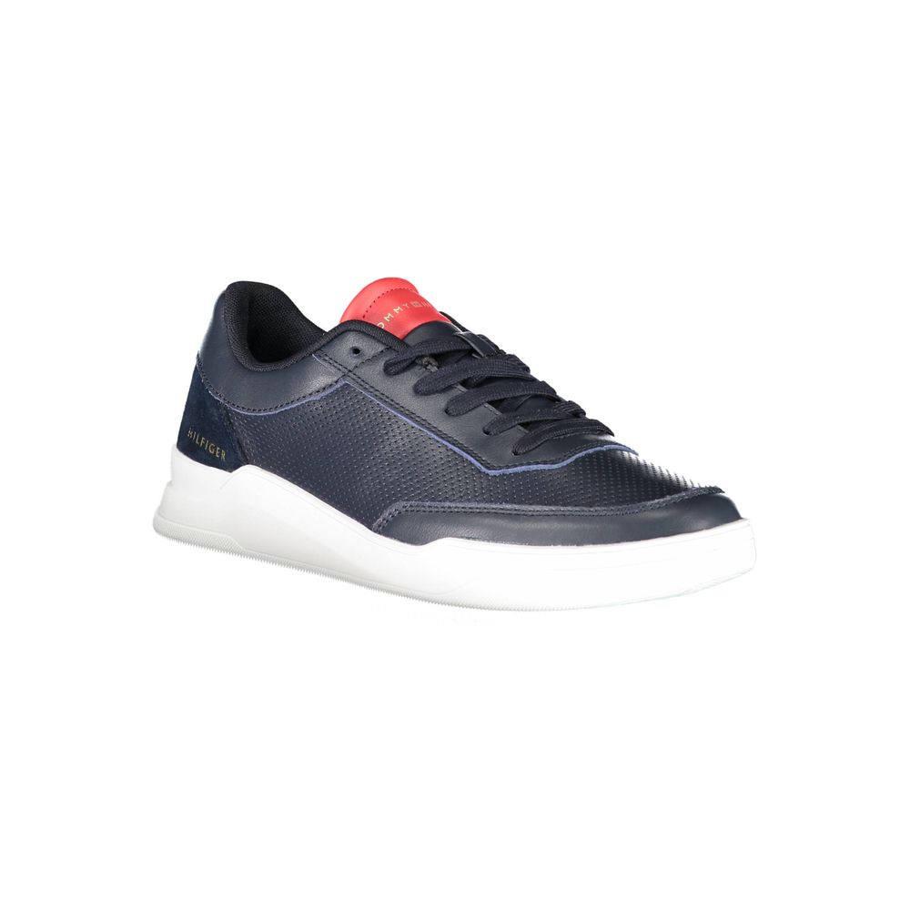 Chaussure sneaker en cuir bleu pour homme de la marque Tommy Hilfiger, vue de côté, avec semelle blanche et détails élégants.