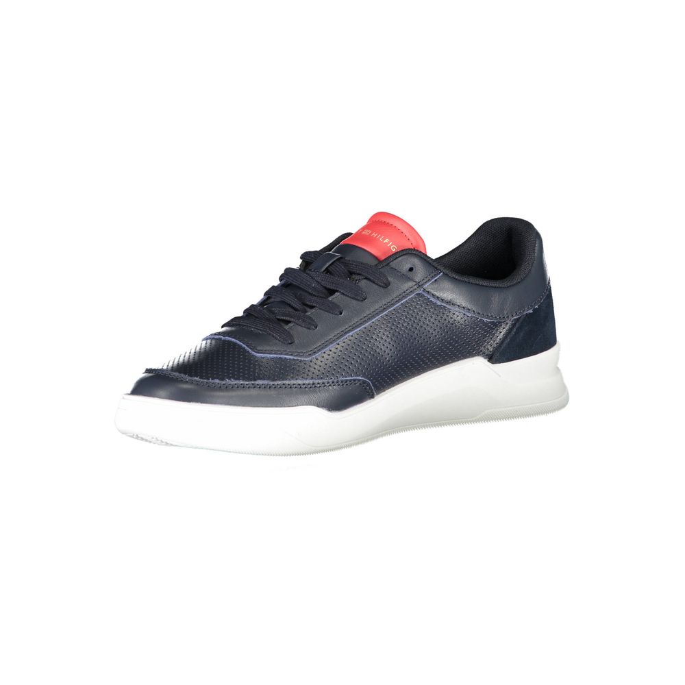 Sneaker en cuir bleu pour homme de Tommy Hilfiger, vue de face, avec semelle blanche et design élégant.
