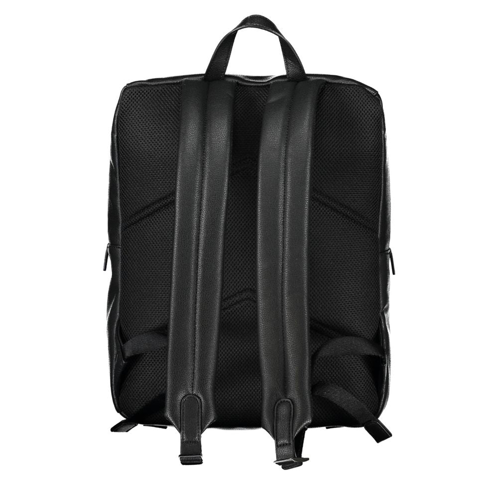 Sac à dos pour homme Calvin Klein en polyester noir, avec compartiments et design moderne visible sur l'image.