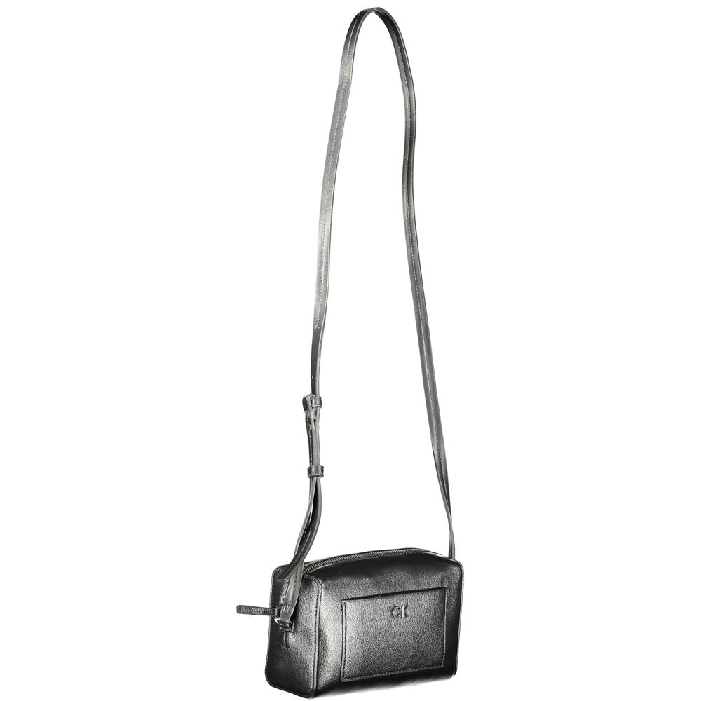 Sac à épaule pour femmes Calvin Klein en polyester noir, avec détails élégants et bandoulière réglable.