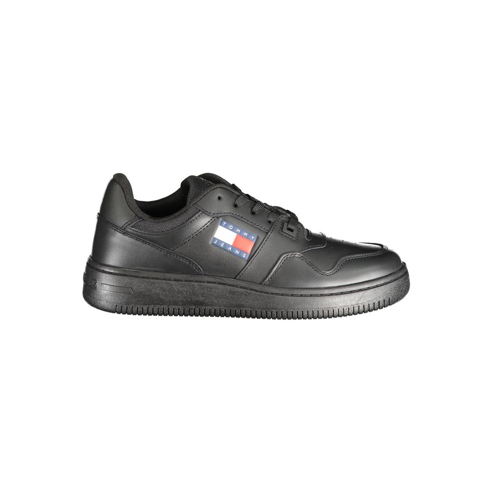 Sneakers en cuir noir pour femmes de Tommy Hilfiger, chaussures décontractées avec semelle blanche et design moderne.