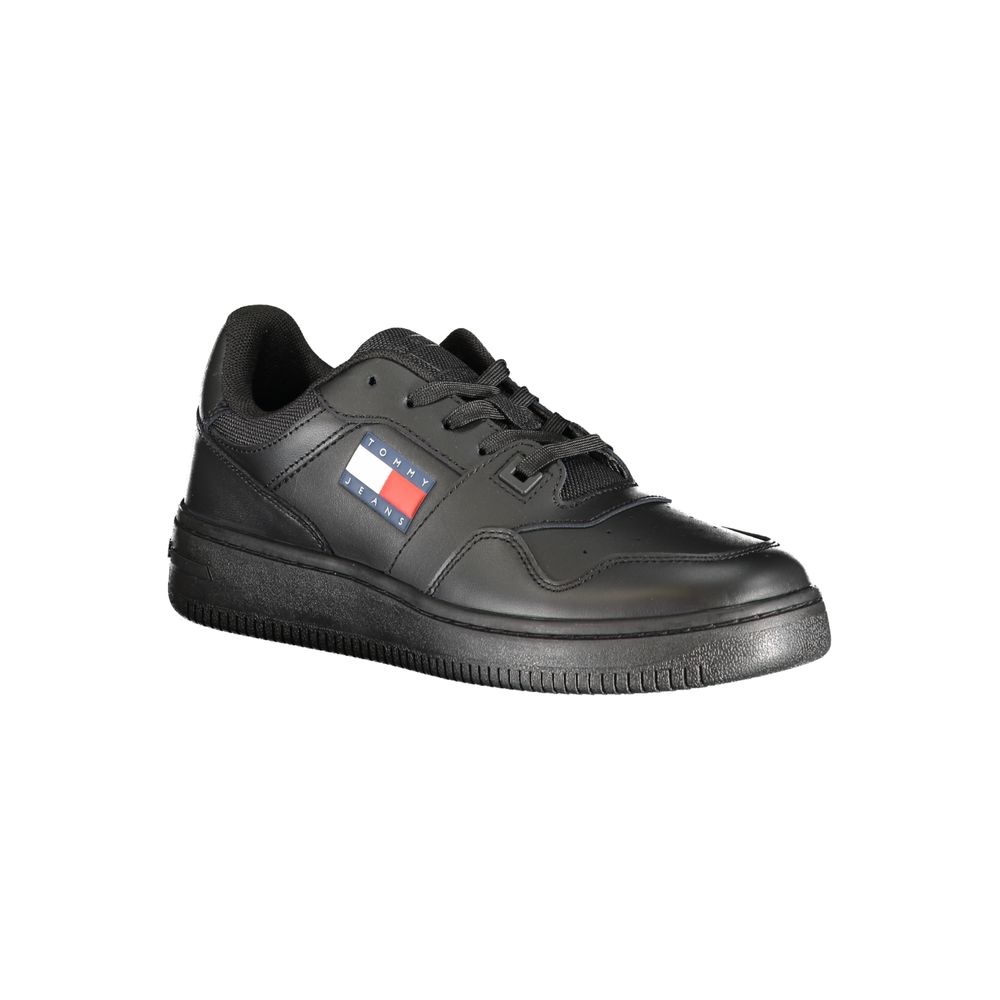 Sneakers en cuir noir pour femmes de la marque Tommy Hilfiger, avec détails élégants et semelle blanche.