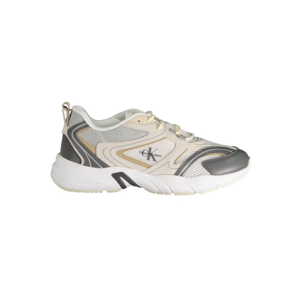 Sneaker homme beige en polyuréthane de la marque Calvin Klein, vue de face avec détails du design moderne.